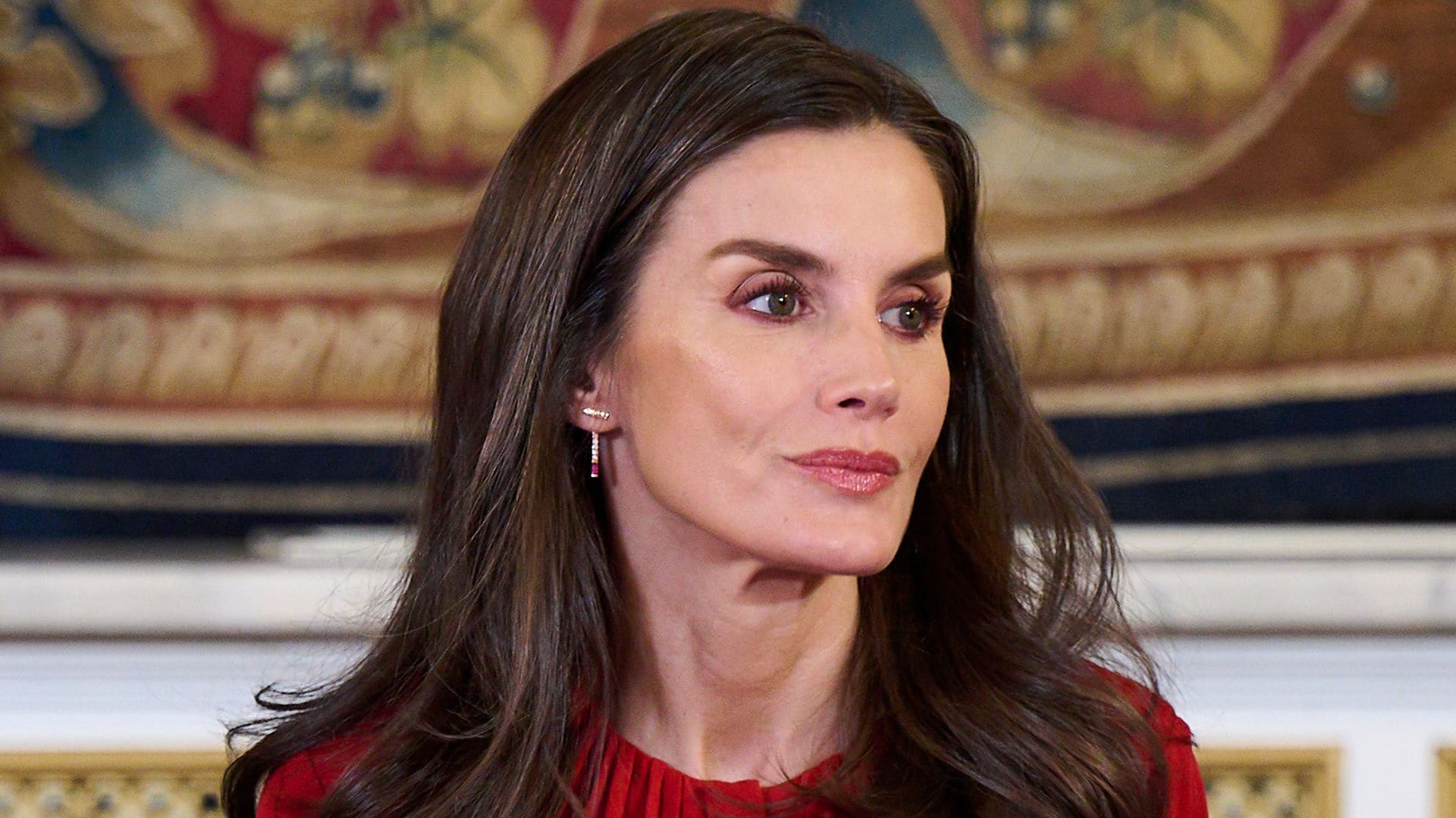 Doña Letizia lleva burdeos, el color de la temporada, a uno de los últimos actos del año