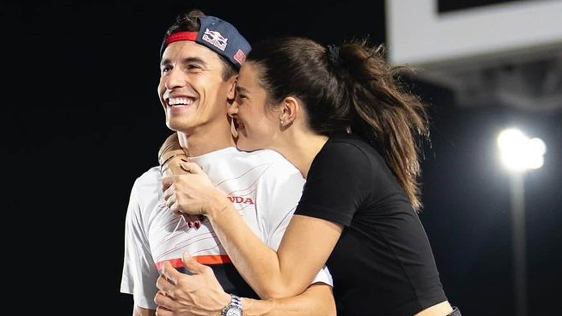 El romántico beso de Marc Márquez a su novia Gemma Pinto en su día más complicado del Mundial