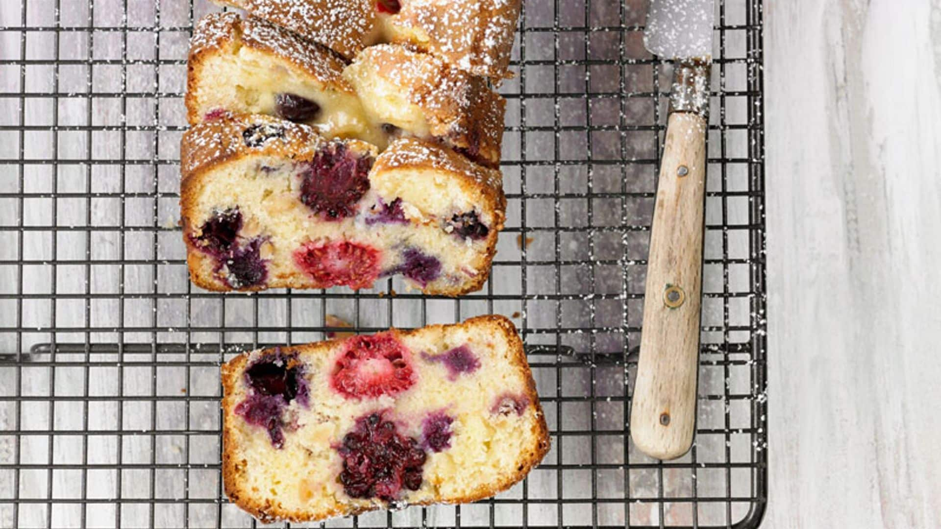 'Plum-cake' de chocolate blanco y frutos rojos