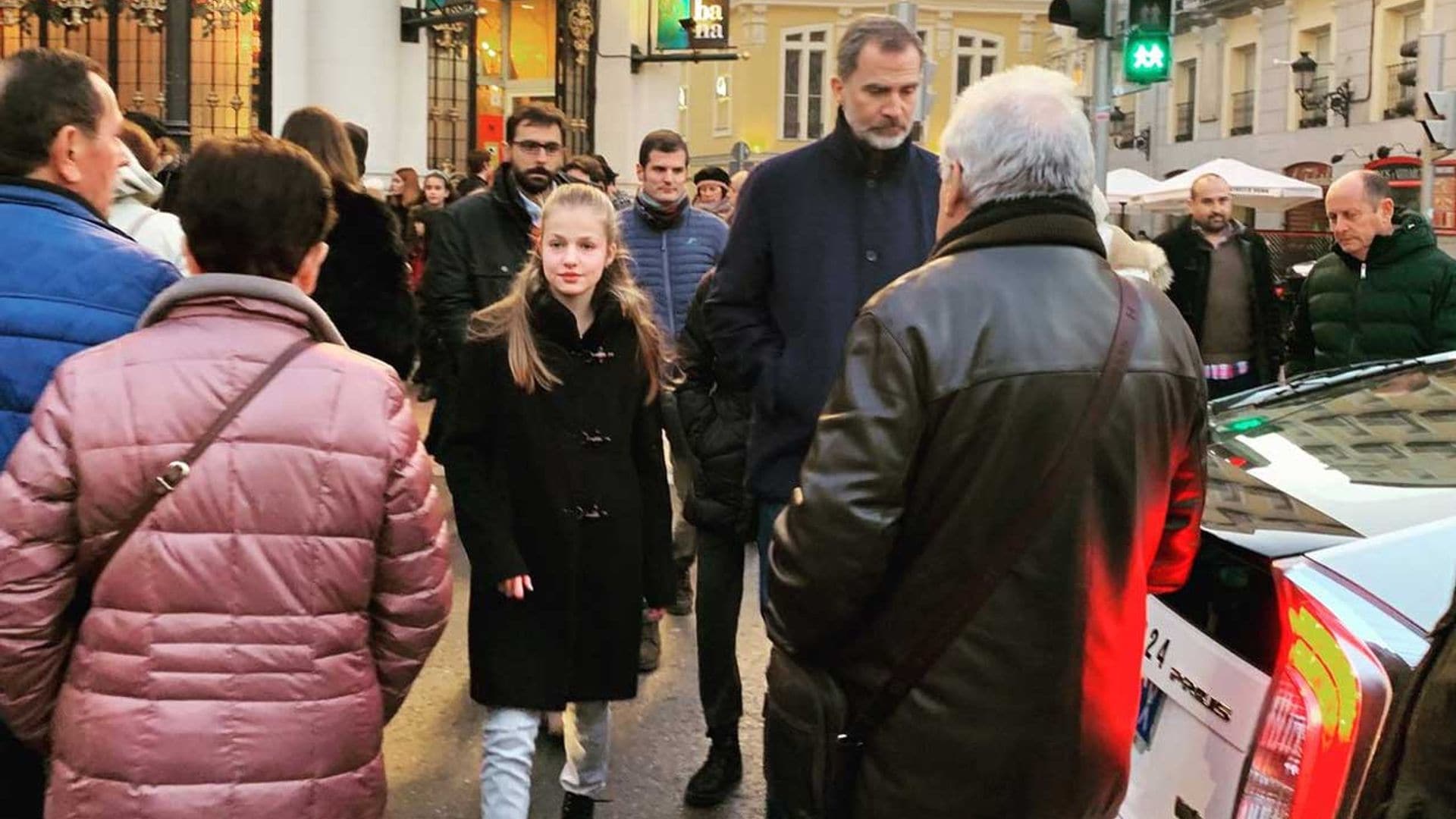 La princesa Leonor, de paseo por el centro de Madrid junto a sus padres, los Reyes