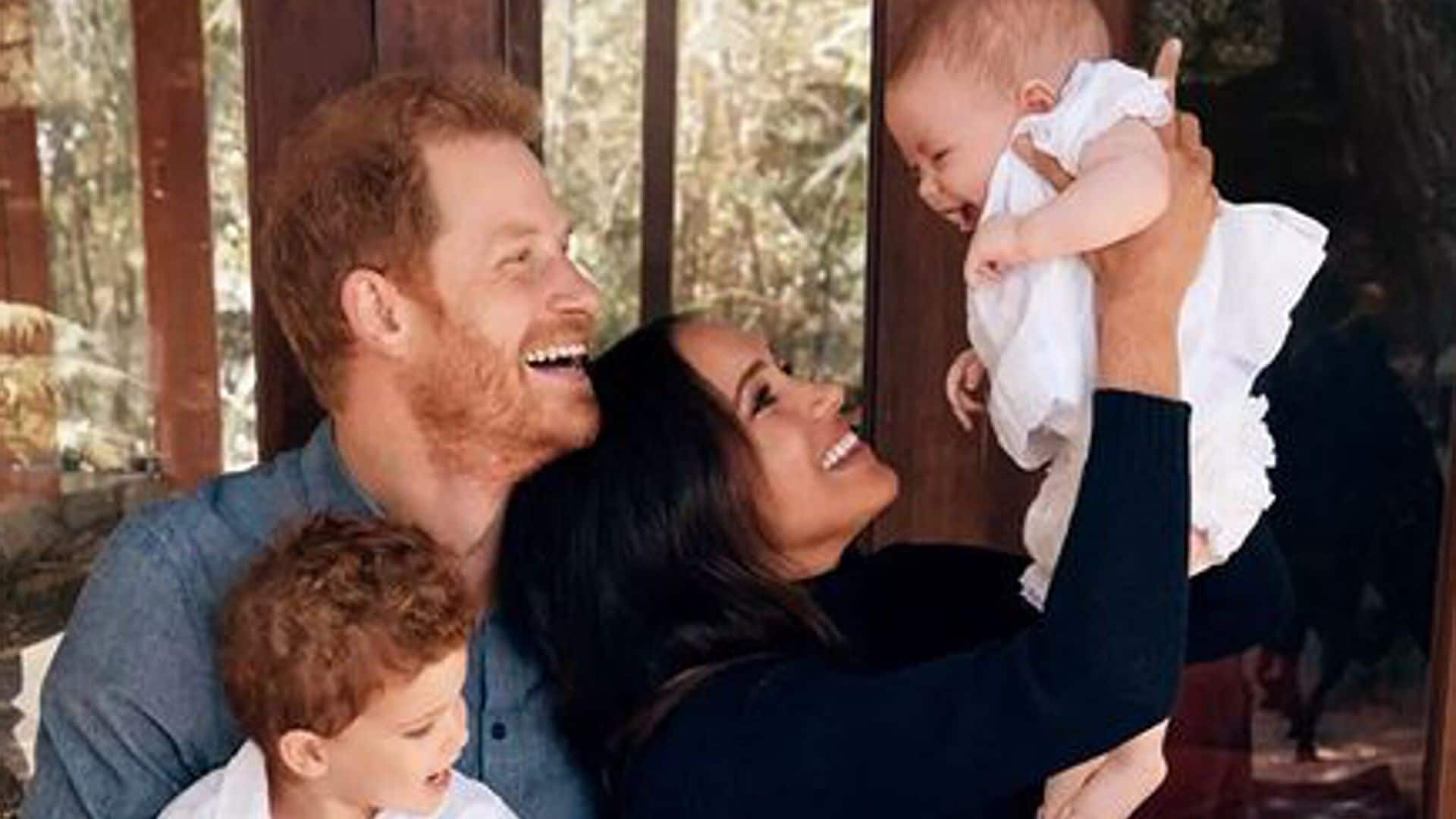 Lilibet Diana, la hija de Meghan y Harry, protagoniza la postal familiar junto a su hermano Archie