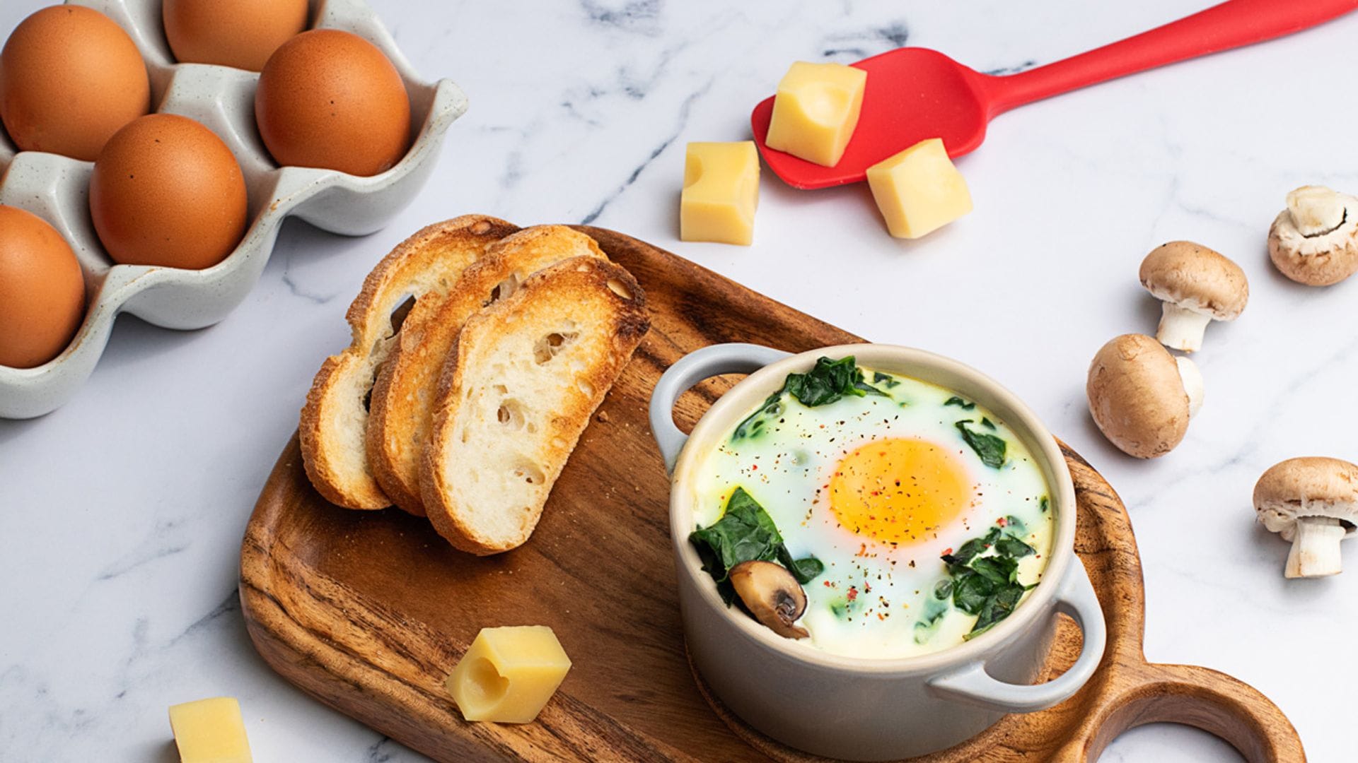 Huevos en 'cocotte' con espinacas y queso emmental