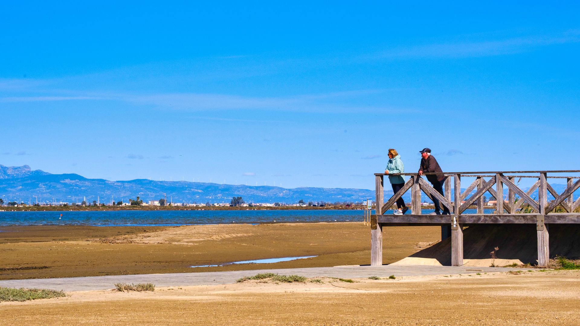 Pasarela de madera en delta del Ebro