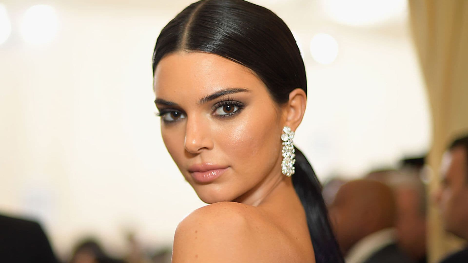 Más de 20 años después, Kendall Jenner recupera el vestido italiano más futurista de Gisele Bündchen