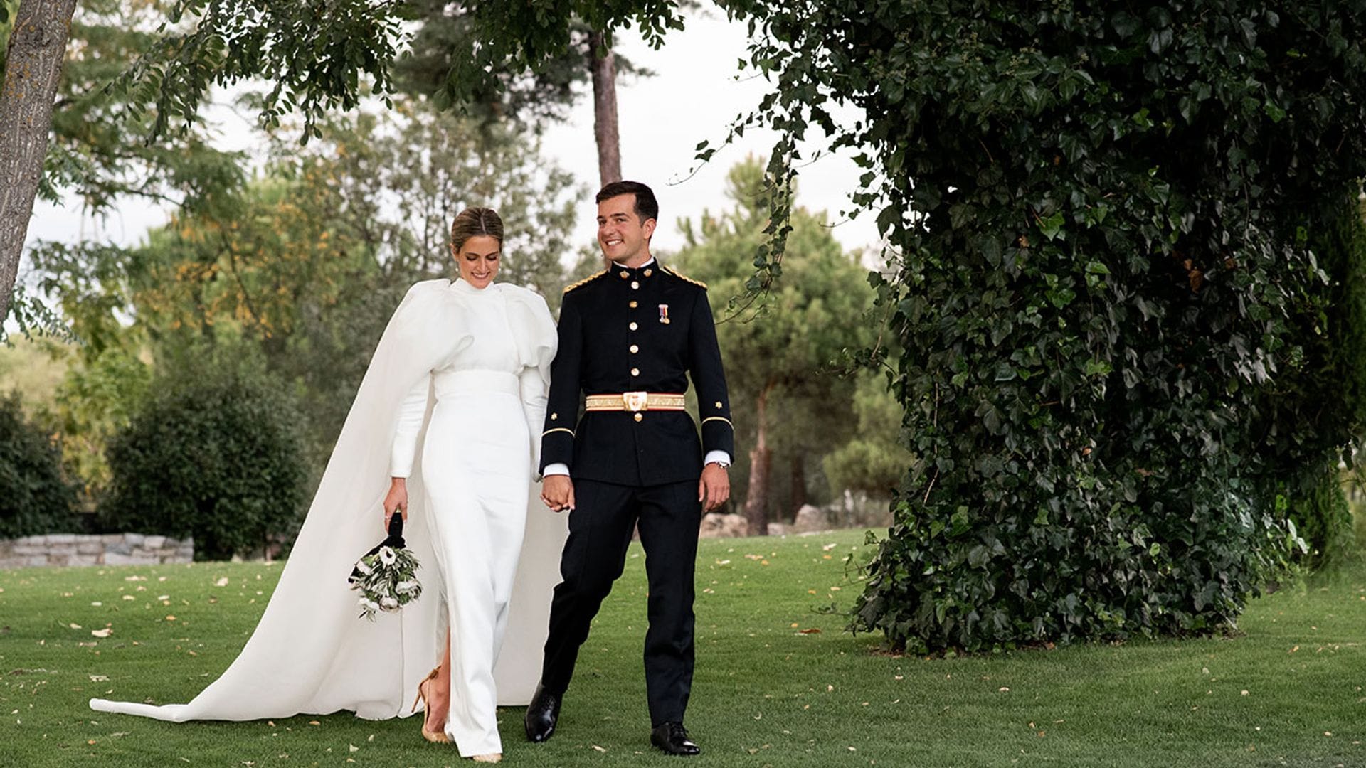 María, la novia andaluza que se casó en Madrid con un elegante vestido con capa