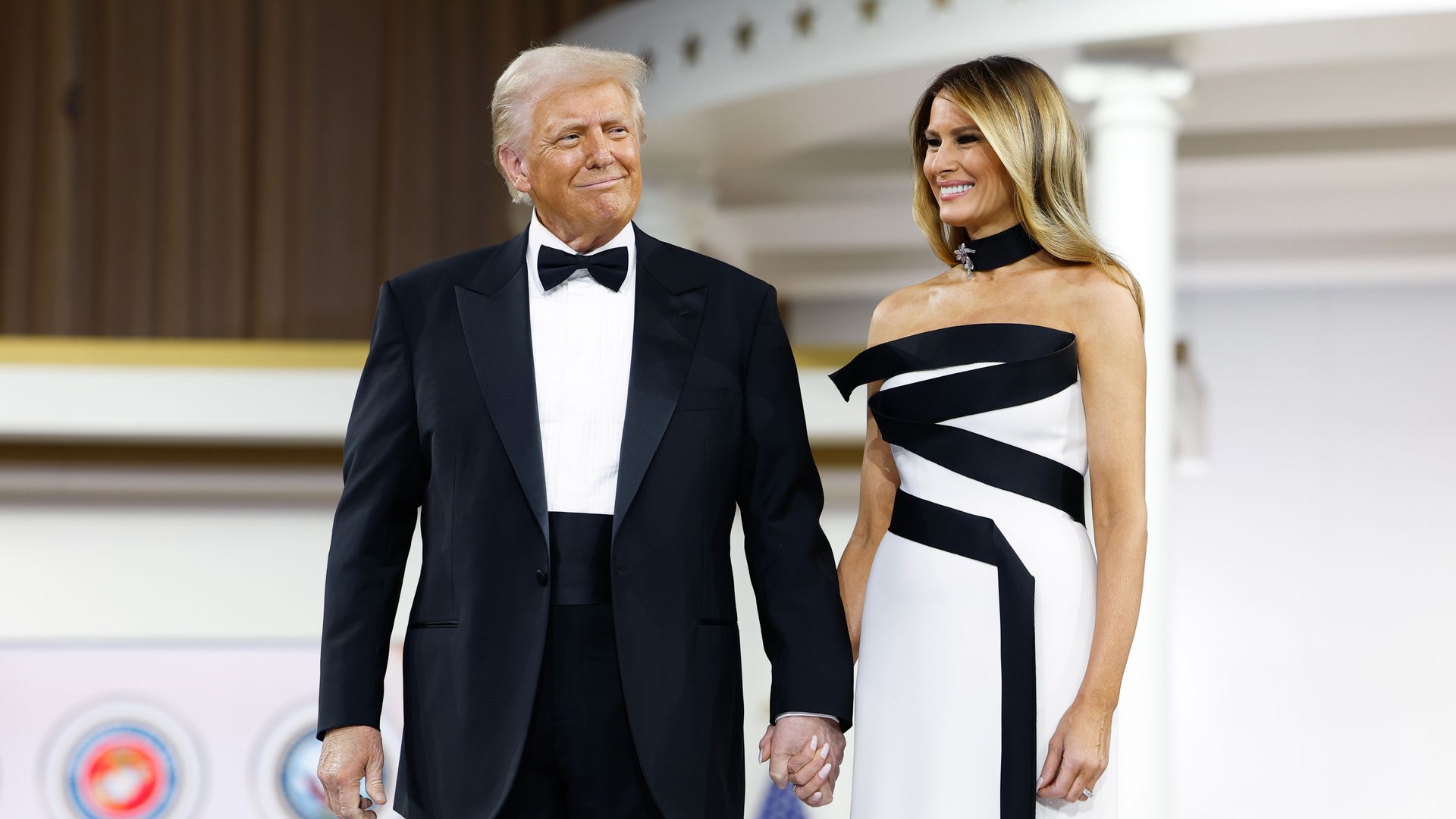 Melania Trump triunfa con un vestido bicolor y 'choker' para la historia