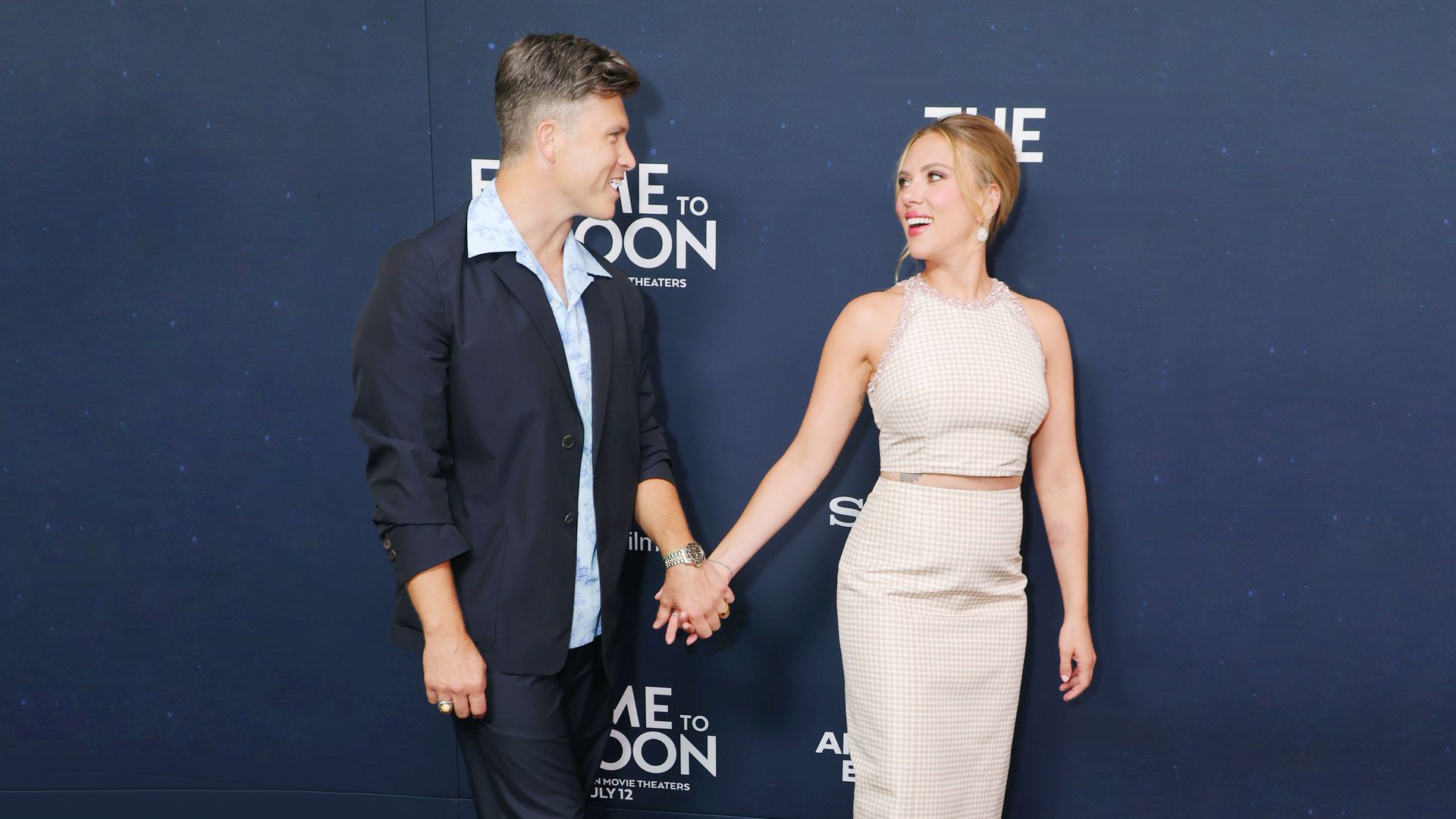 ¡Y el amor llegó a la alfombra roja con Scarlett Johansson y Colin Jost!
