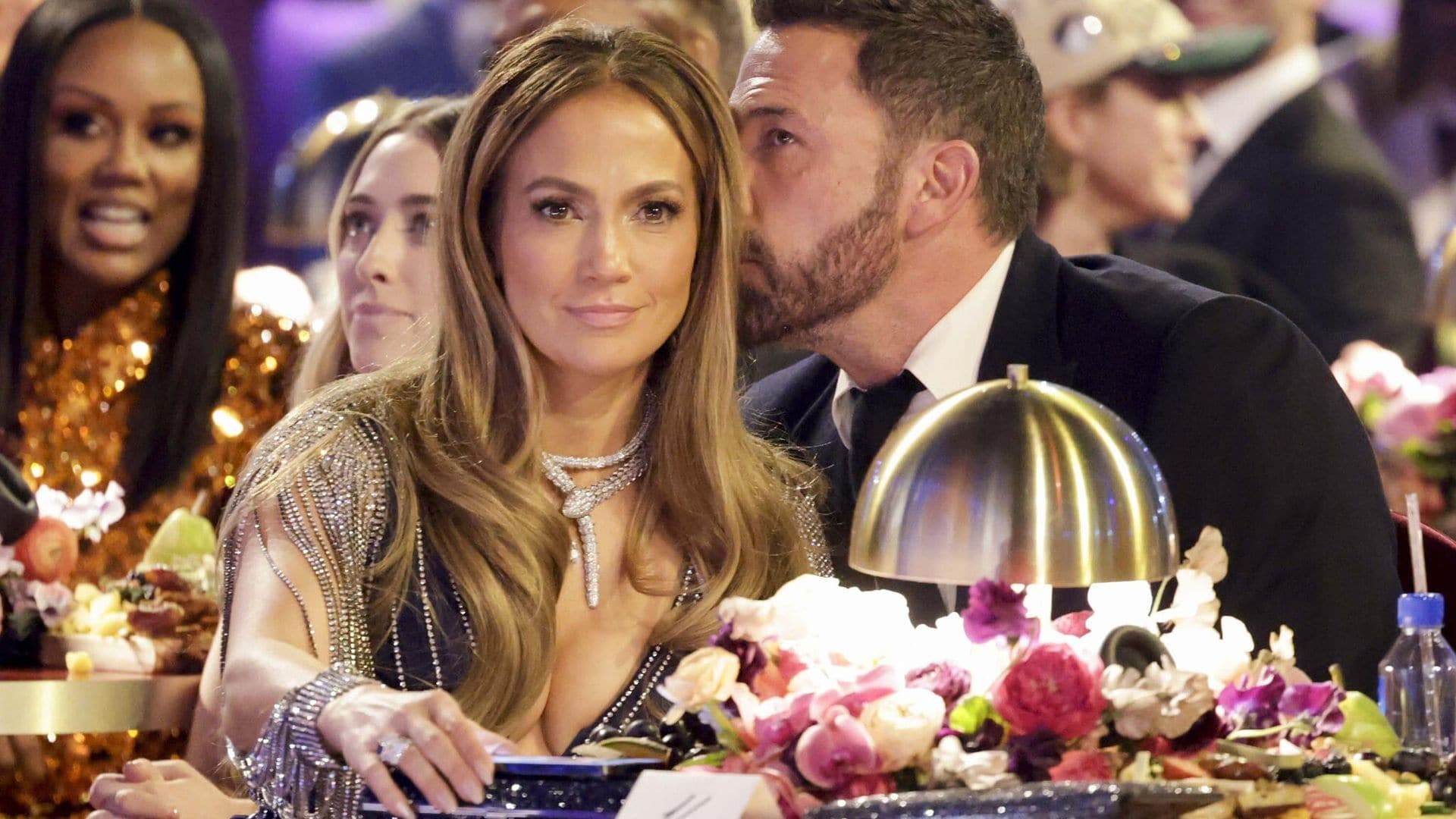 jennifer lopez y ben affleck en los grammy 2023