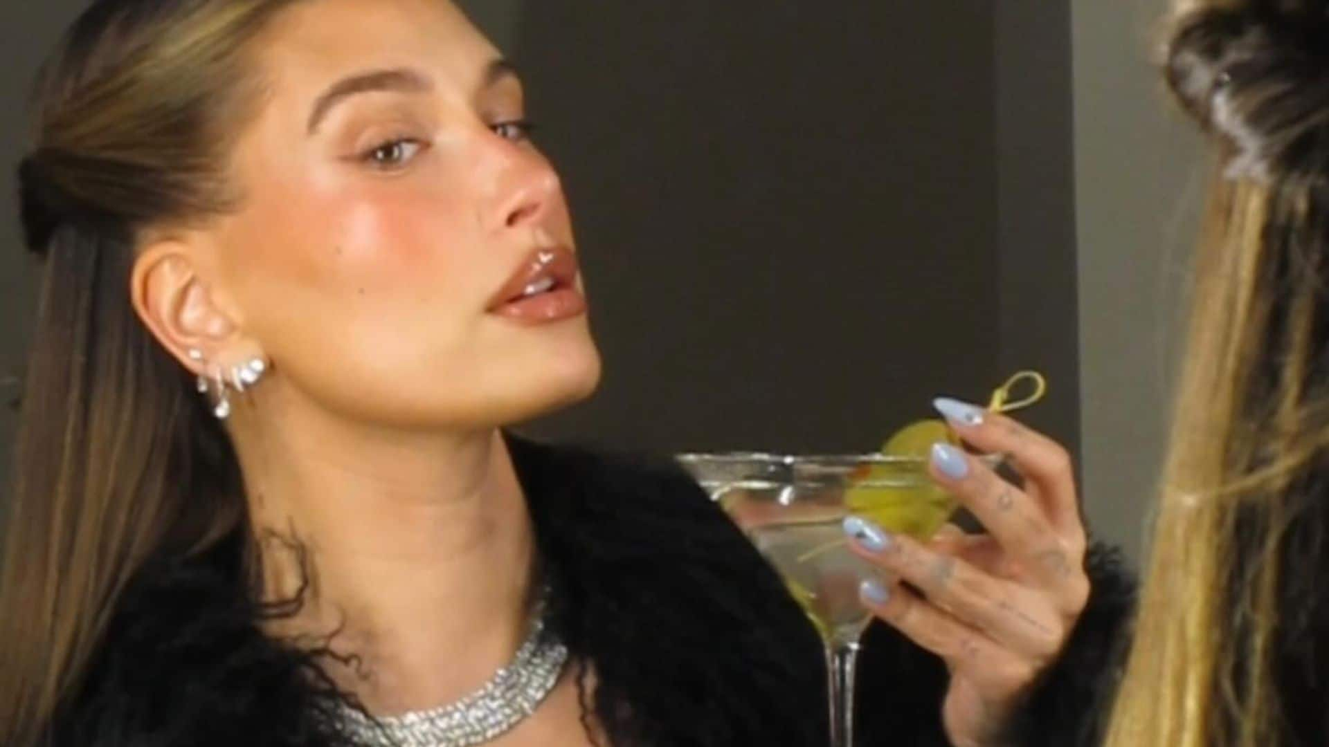 Hailey Bieber inspira las mejores manicuras invernales: de la Martini al canela glaseado