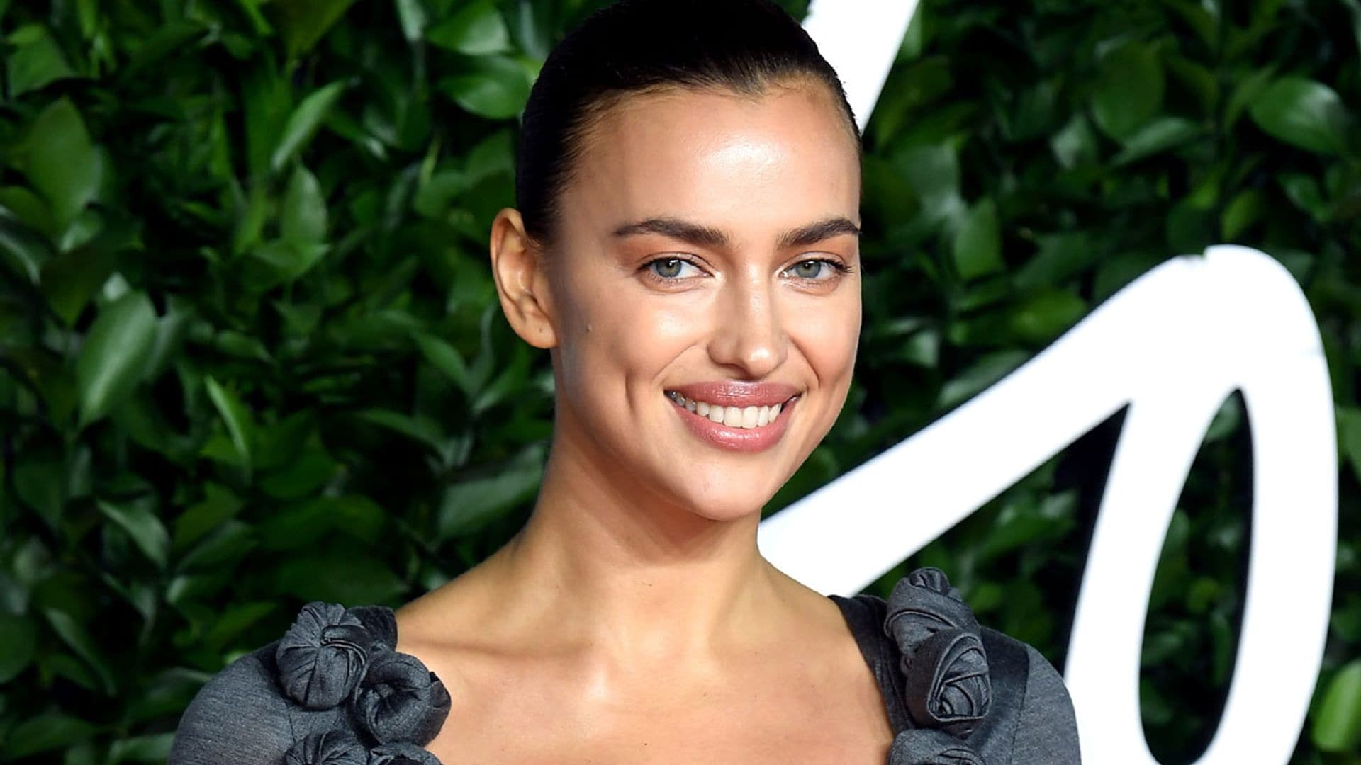 De las ondas de Julia Roberts al 'no make up' de Irina Shayk: las tendencias de belleza de los Fashion Awards