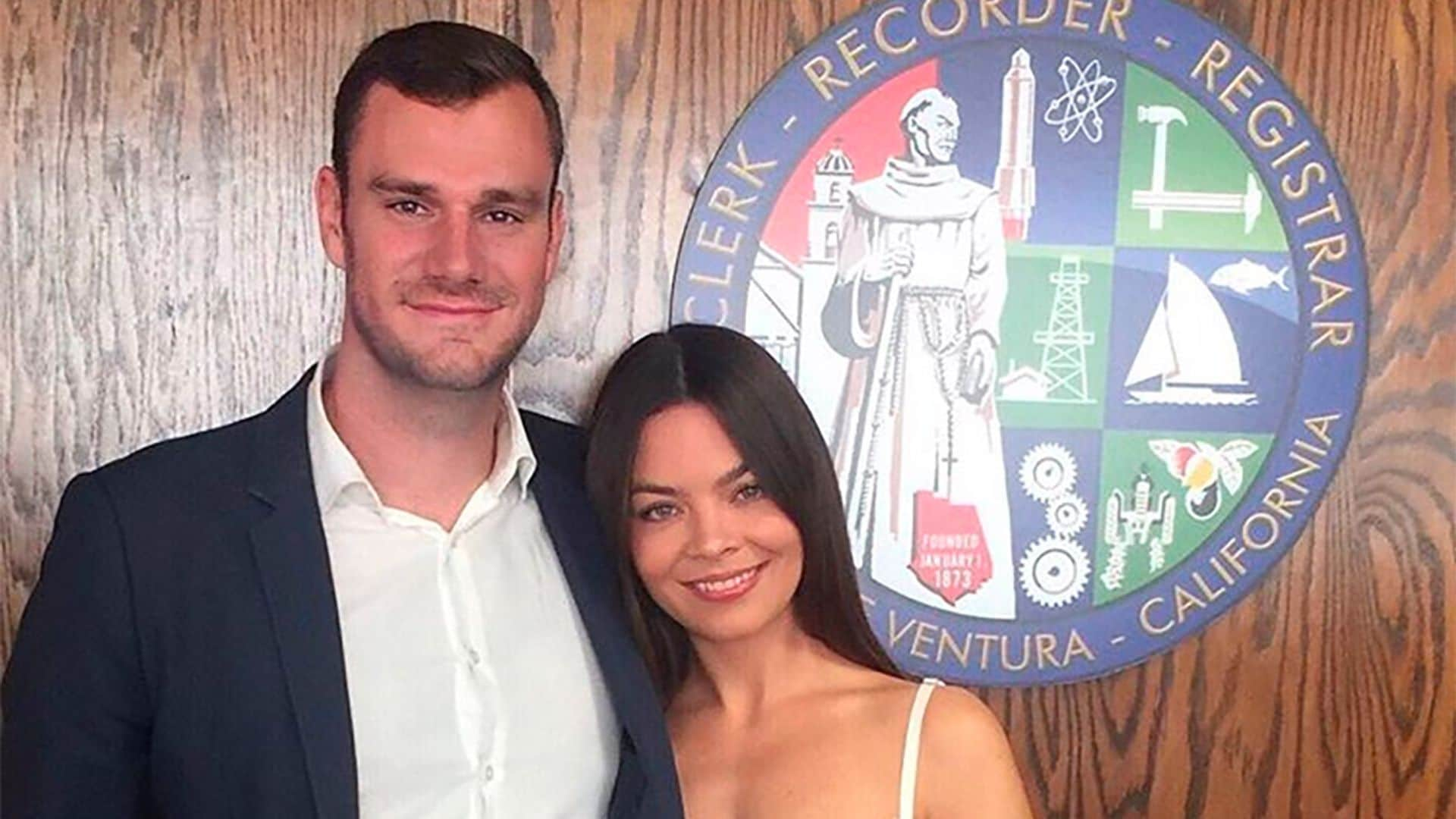 El heredero de Playboy Cooper Hefner se casa con Scarlett Byrne, la actriz de 'Harry Potter'