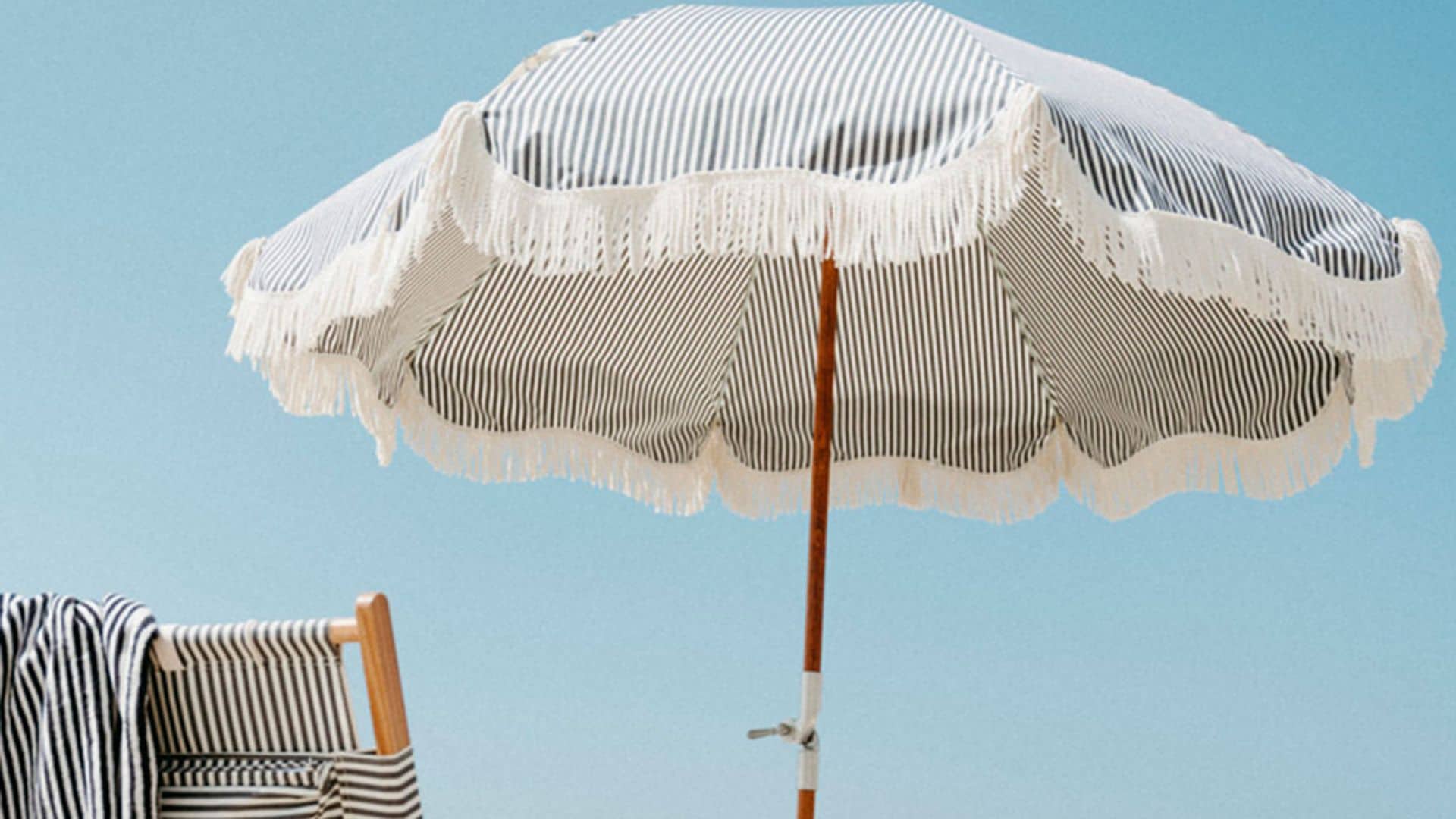 Protégete del sol con las sombrillas de playa más prácticas y bonitas