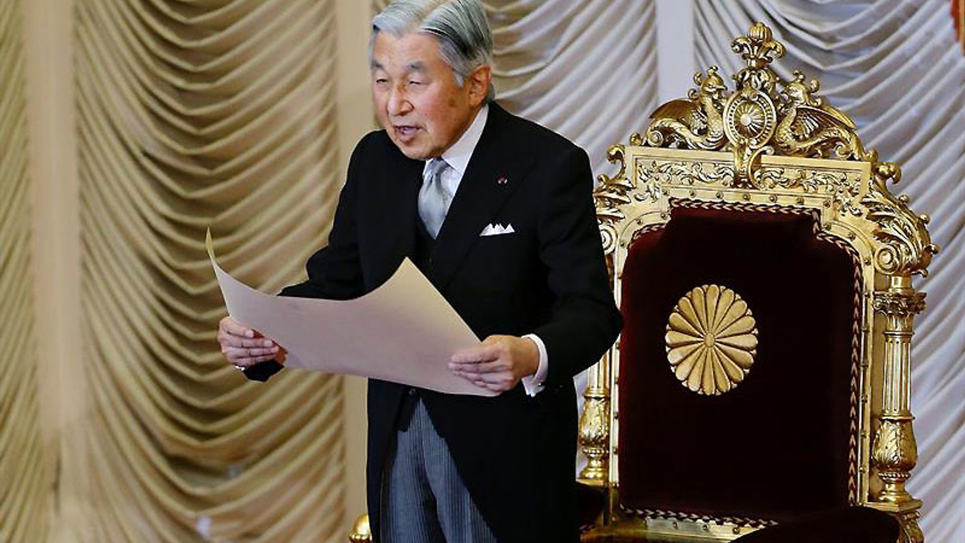 El Emperador de Japón reconoce que la edad le hace 'difícil' desempeñar sus funciones