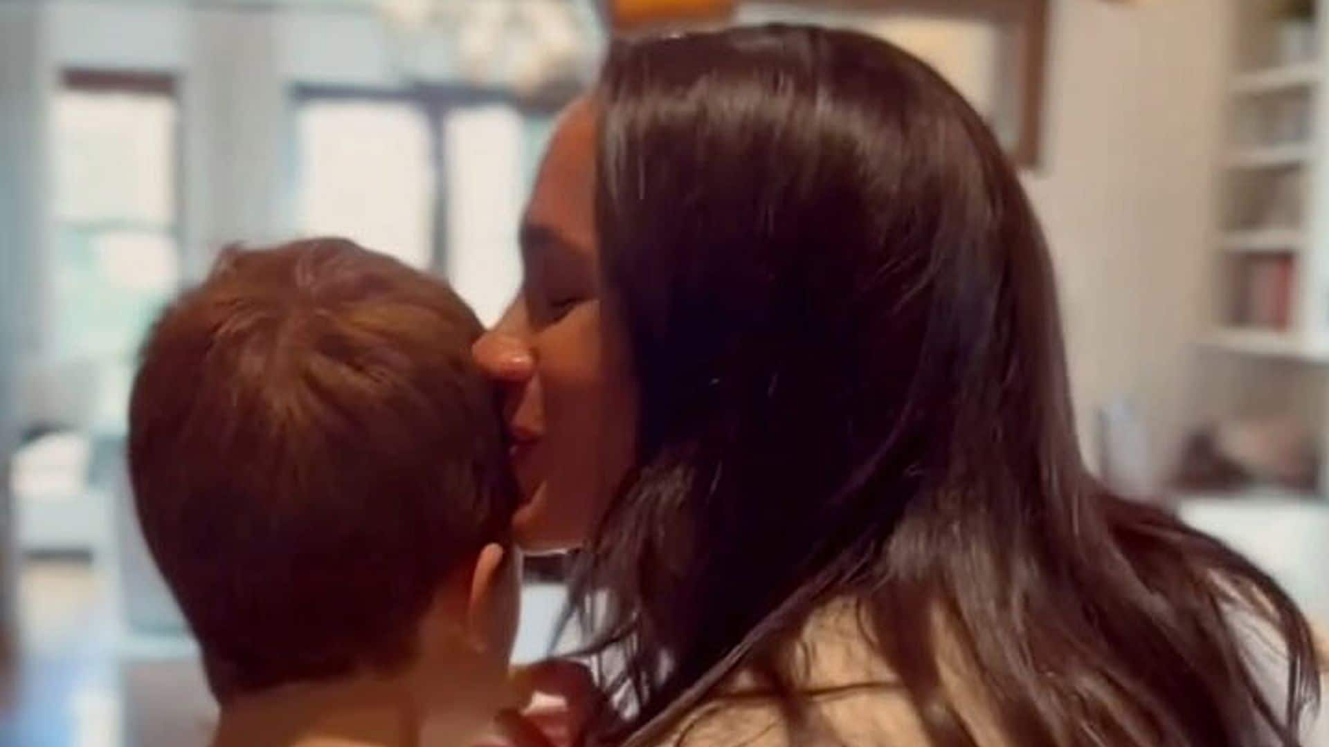 Meghan Markle muestra al pequeño Archie como su mejor ayudante para hornear galletas