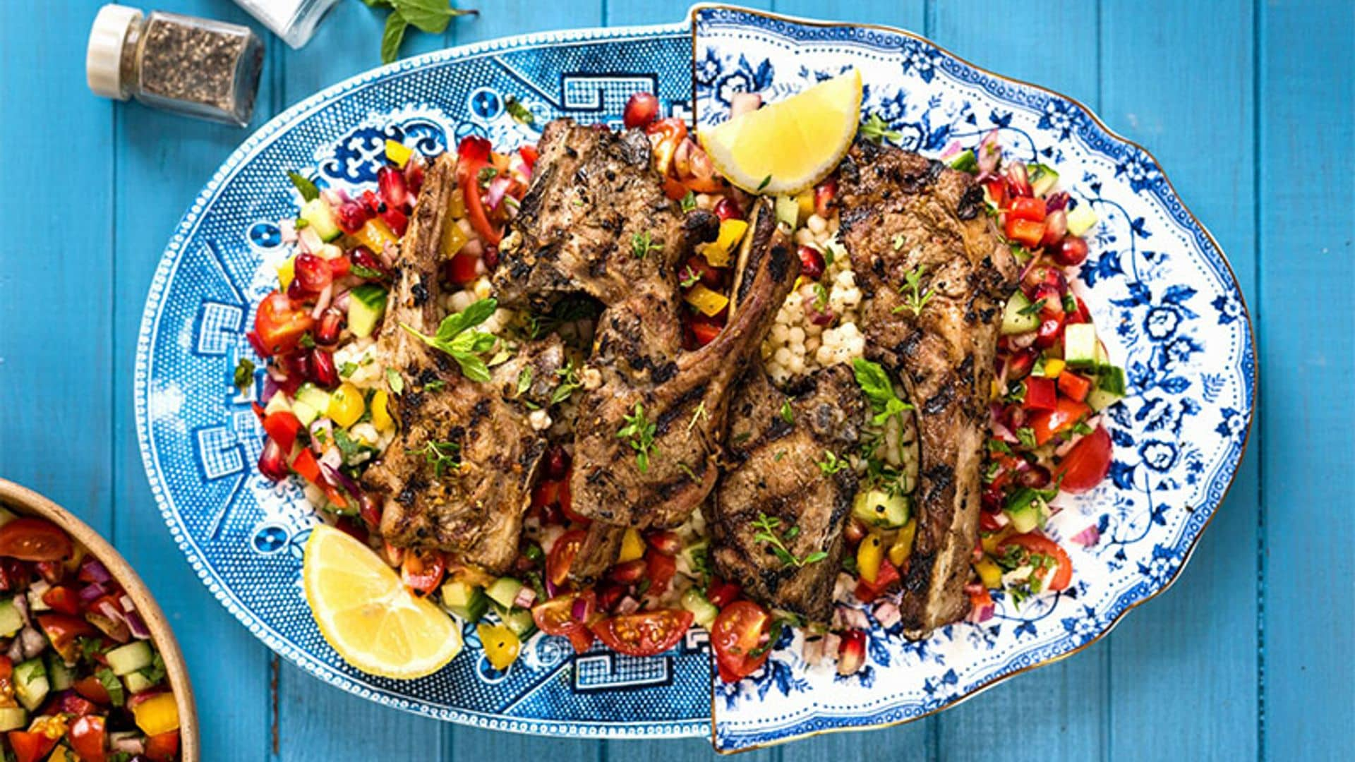 Chuletas de cordero picantes con ensalada de granada y melocotón