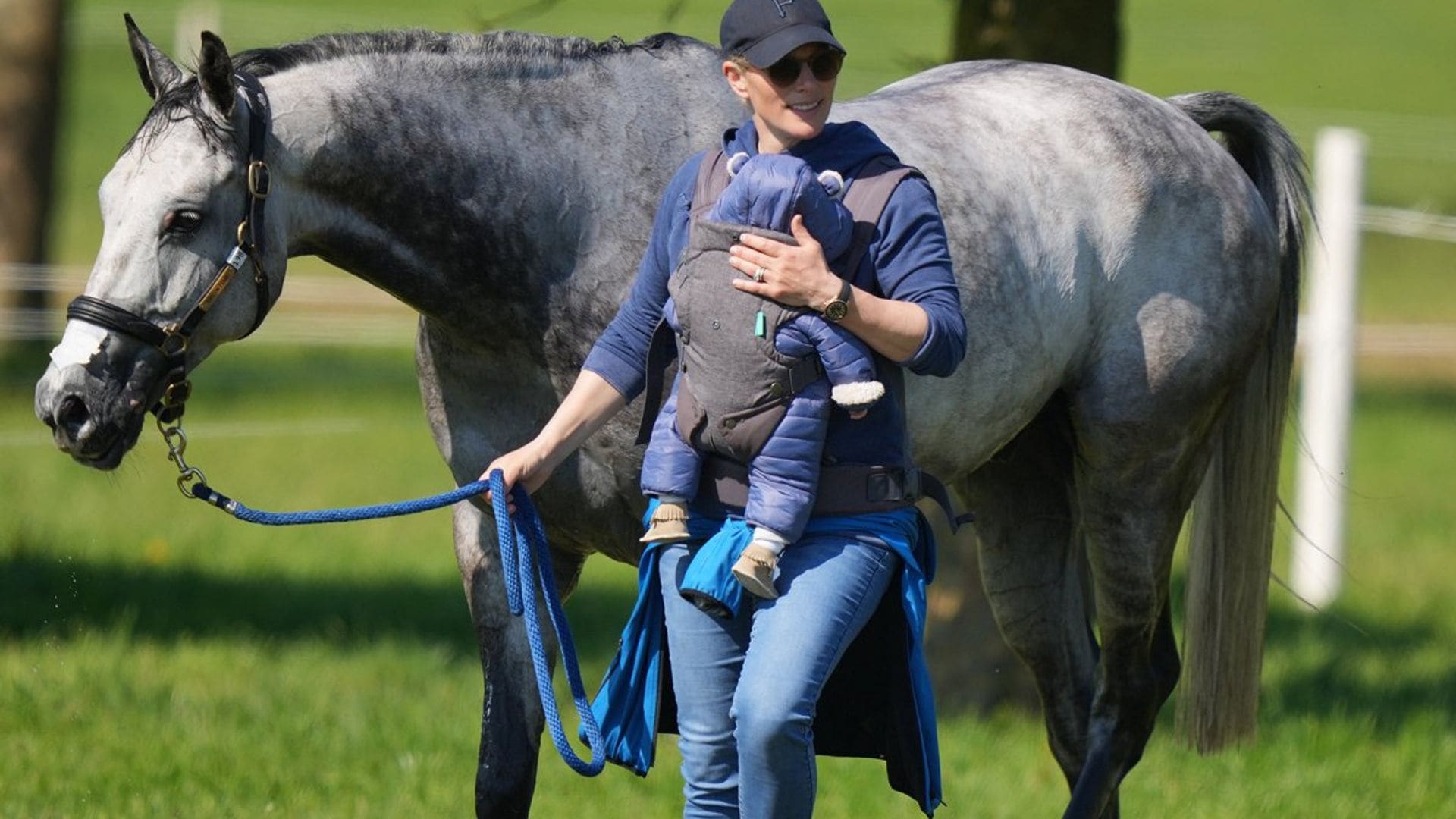 Primeras fotografías de Zara Tindall, nieta de Isabel II, con su hijo Lucas