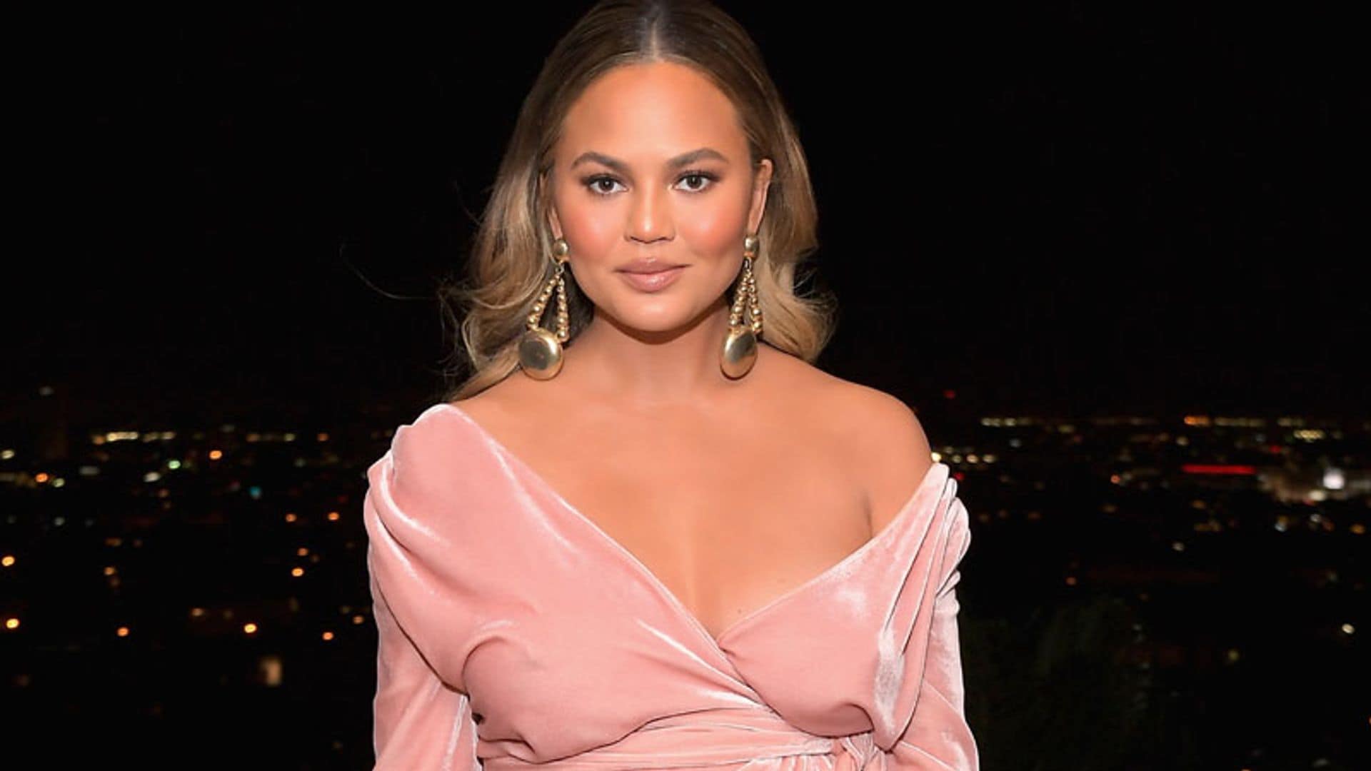 El vestido premamá de Chrissy Teigen que podría llevar Eva González