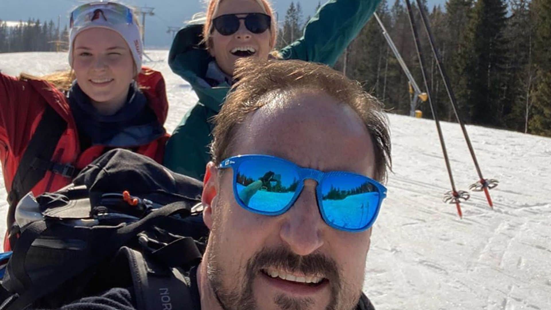 Haakon y Mette Marit de Noruega disfrutan de unas vacaciones en la nieve pero cumpliendo las normas