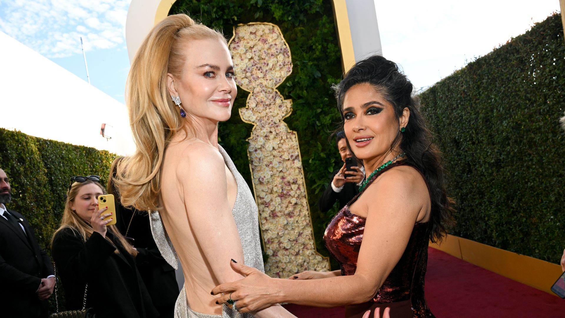 ¡Tan amigas como siempre! Salma Hayek y Nicole Kidman llegan de la mano a los Golden Globes