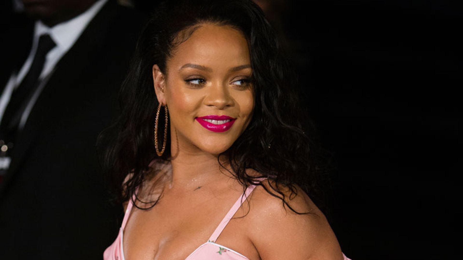 Rihanna presenta lo nuevo de su línea de belleza en las redes sociales