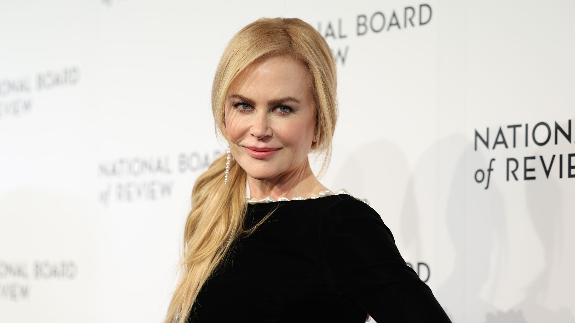 Nicole Kidman deslumbra con una estilosa coleta baja que puedes hacer en tres minutos