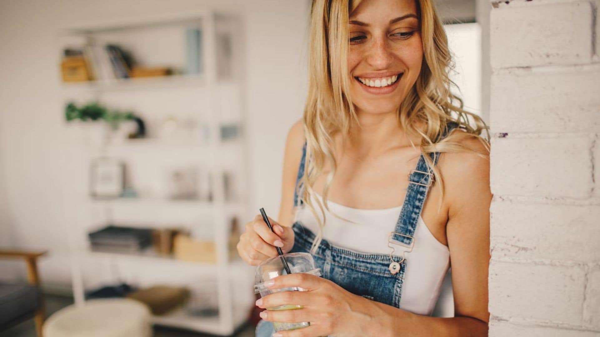 istock chica guapa batido