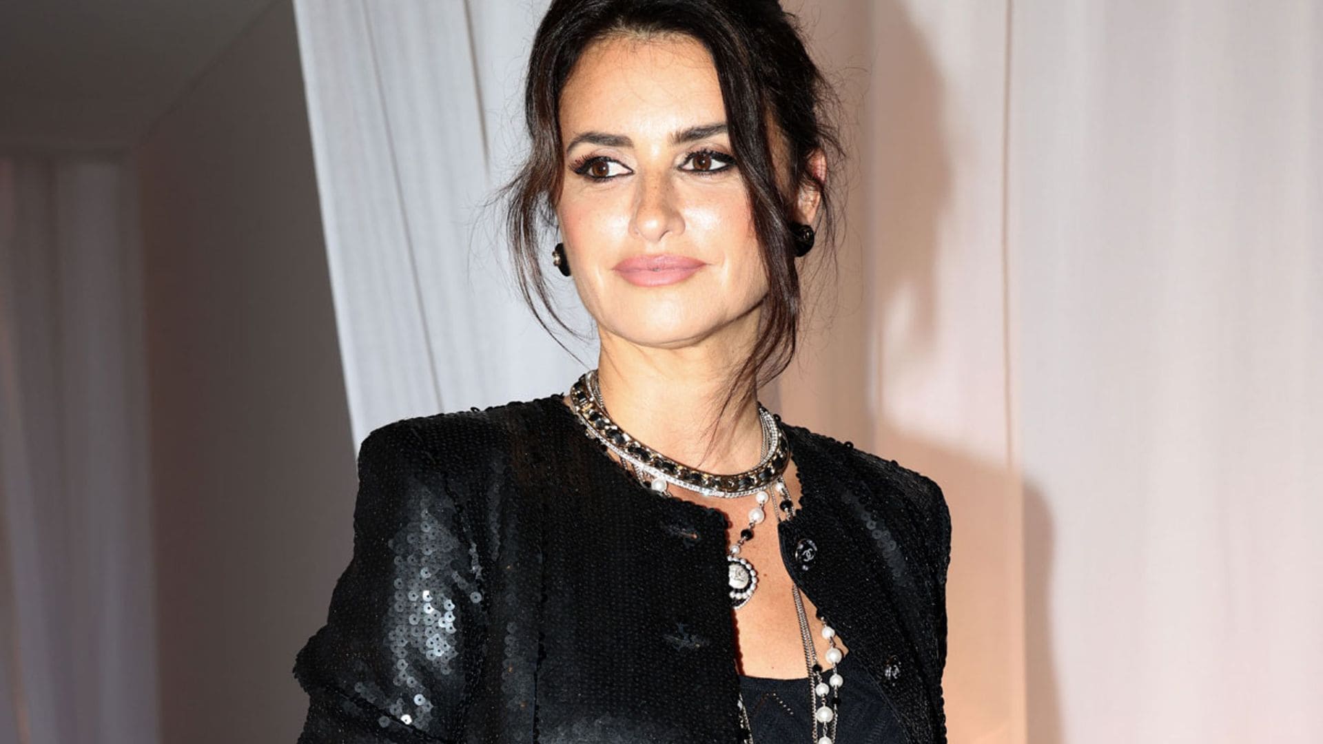 Penélope Cruz conquista Florencia con un minivestido y chaqueta de lentejuelas