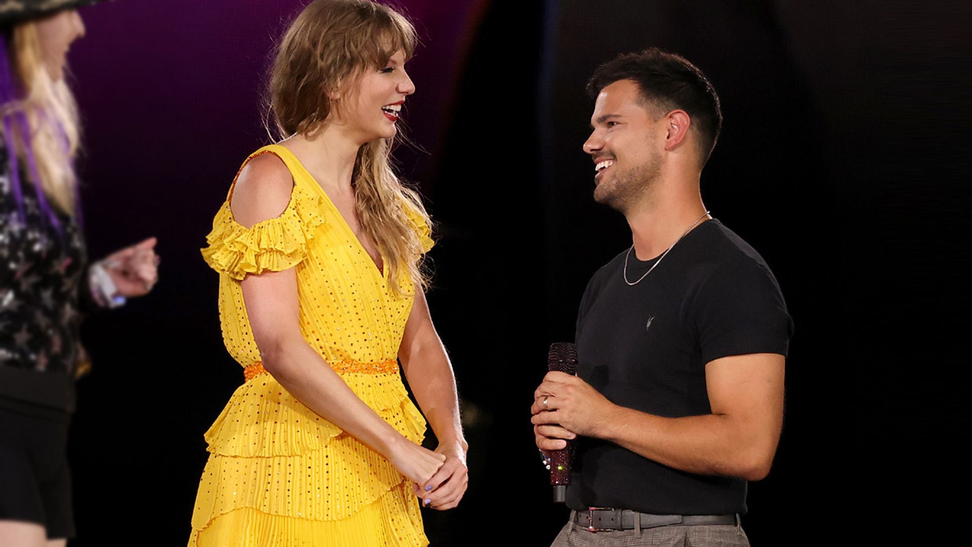 Taylor Swift y Taylor Lautner recrean su abrazo en el escenario 14 años después y sus fans enloquecen