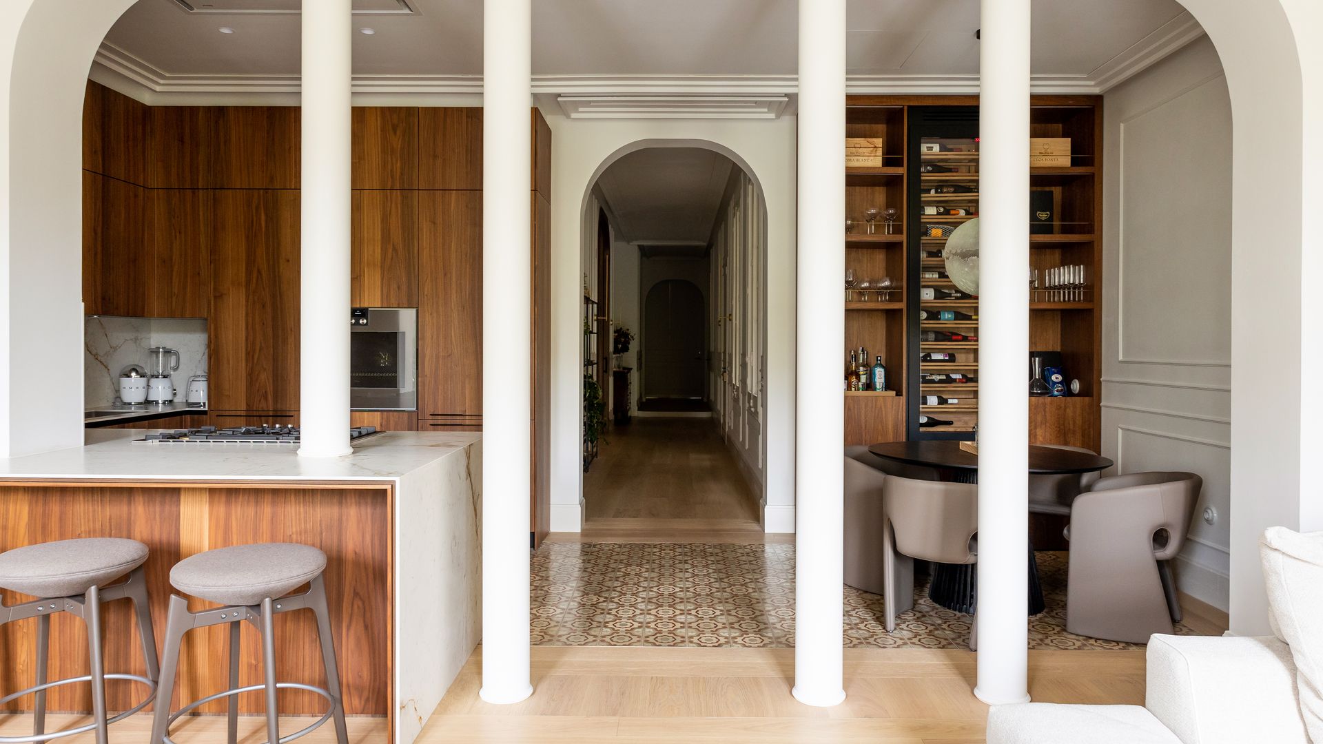 Salón con columnas que delimitan la cocina y el office 