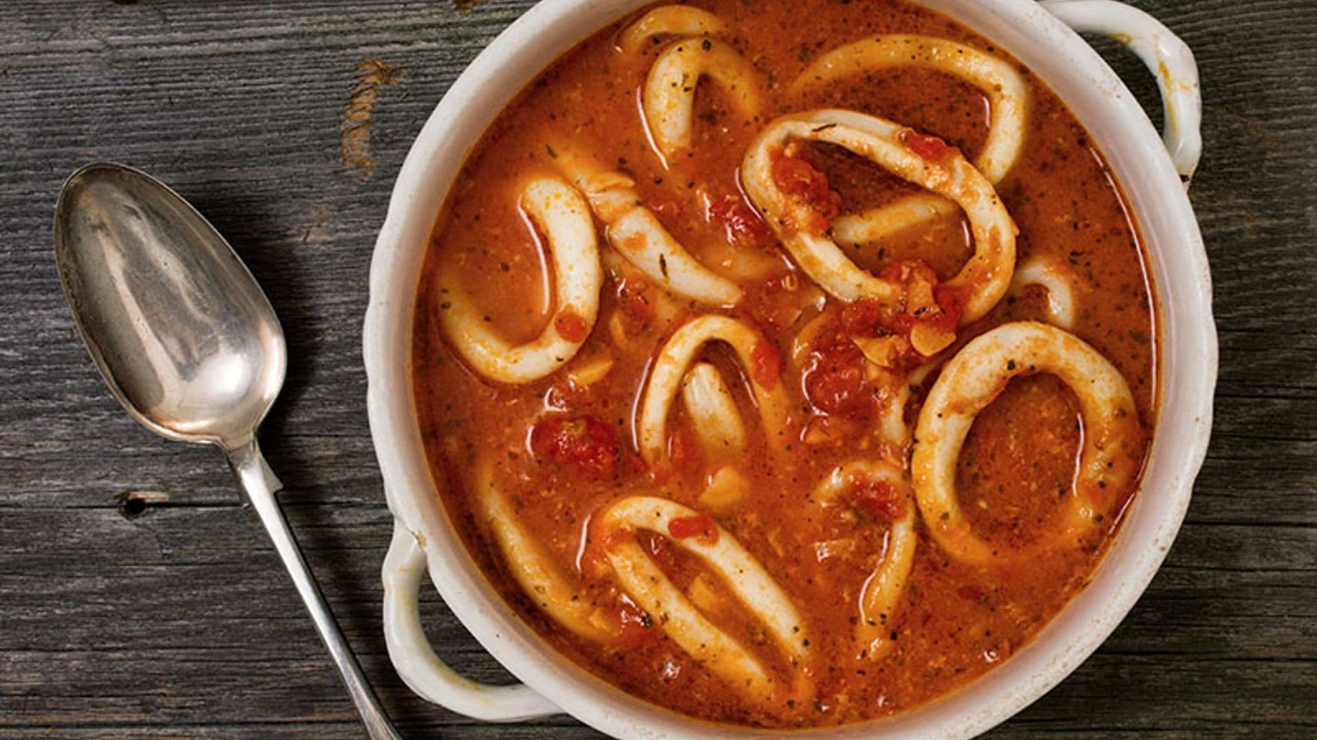 Guiso de calamares con tomate y aceite de menta