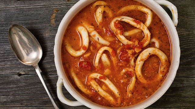 guiso de calamares con tomate y aceite de menta