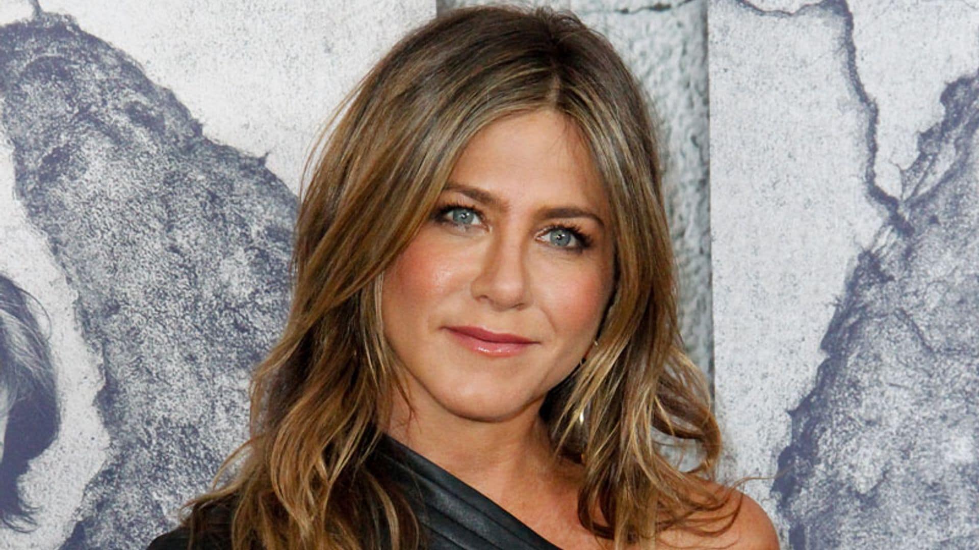 Jennifer Aniston sorprende en la fiesta de Gwyneth Paltrow con un 'inesperado' accesorio