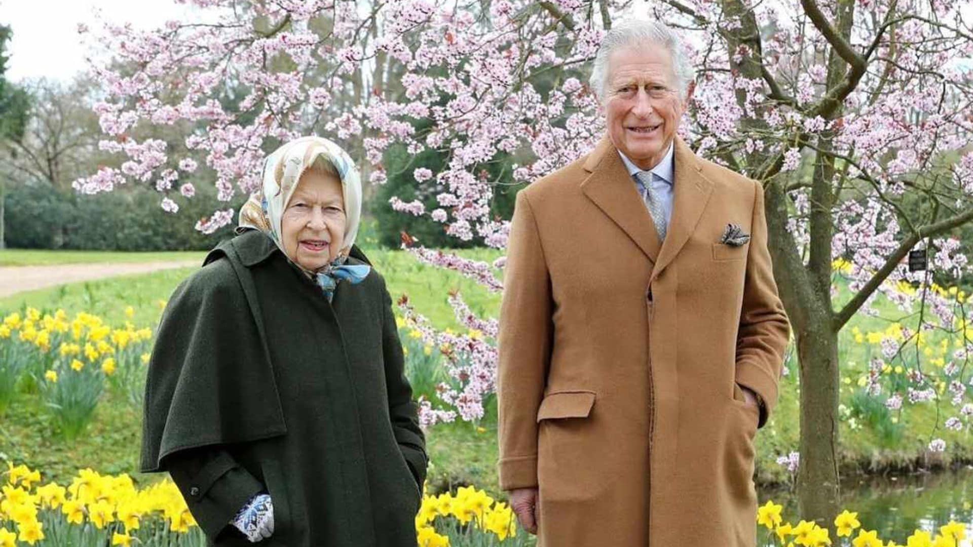 Isabel II y el príncipe Carlos: risas y distancia social en su reencuentro en Windsor