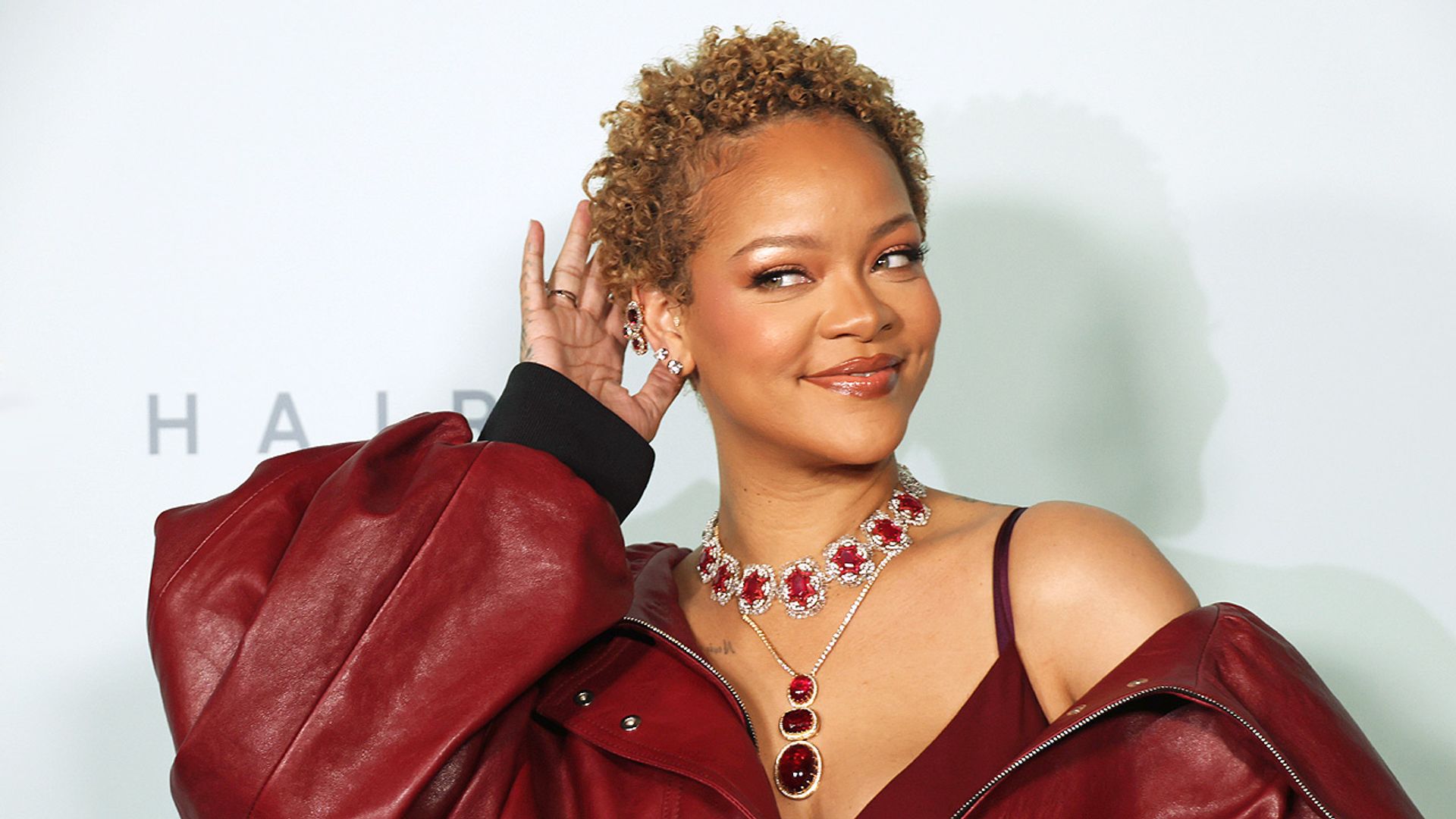 Rihanna cuenta el problema que tuvo con su pelo en el postparto y cómo lo solucionó
