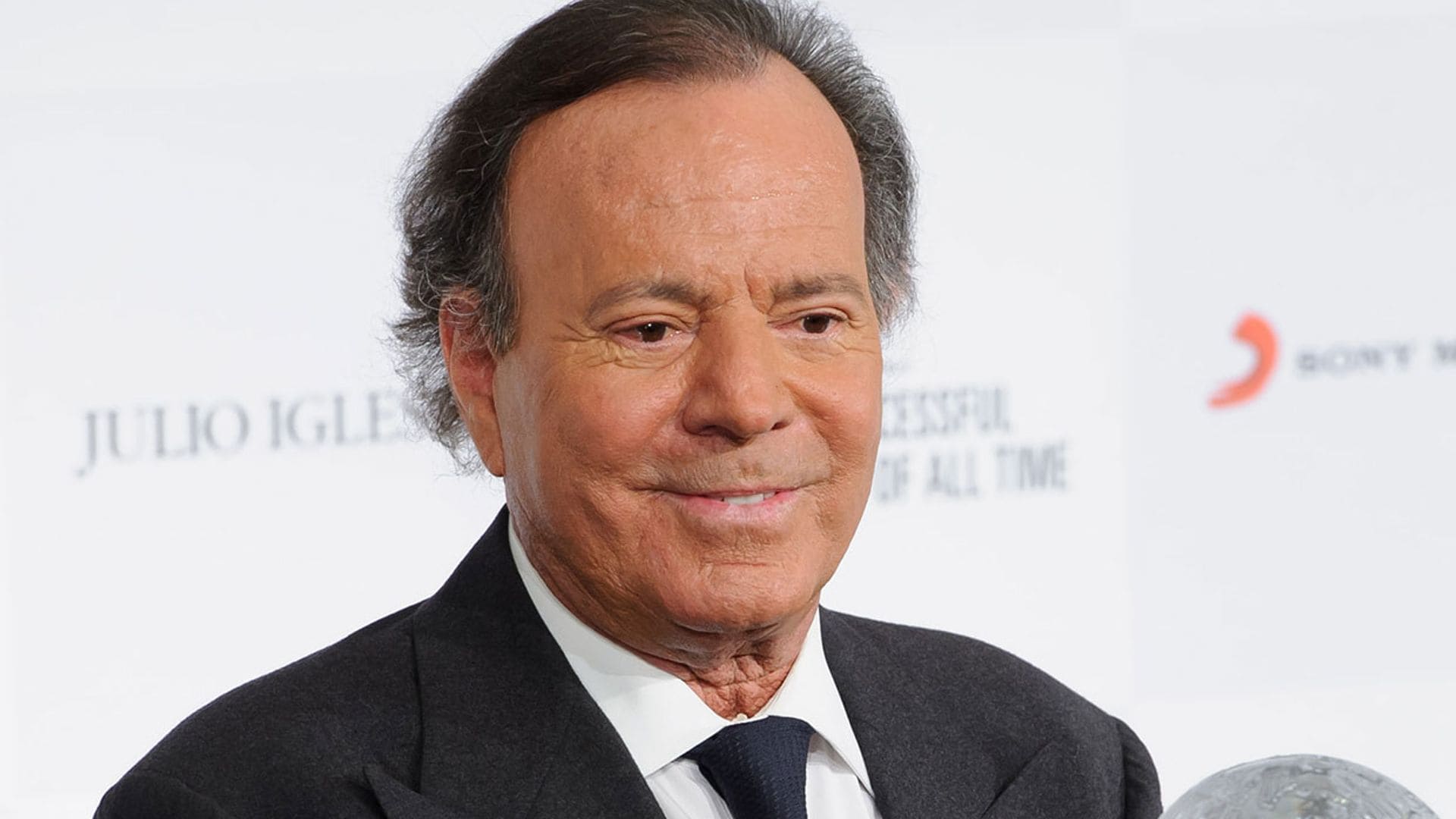 El juicio de paternidad a Julio Iglesias continuará, pero el juez rechaza la prueba de ADN obtenida de Julio José