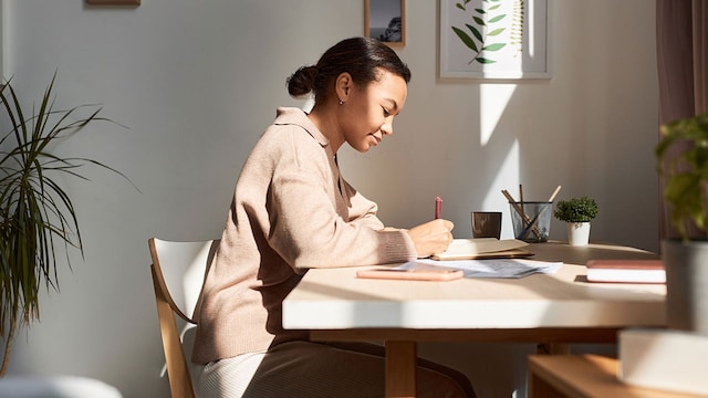 mujer escribiendo