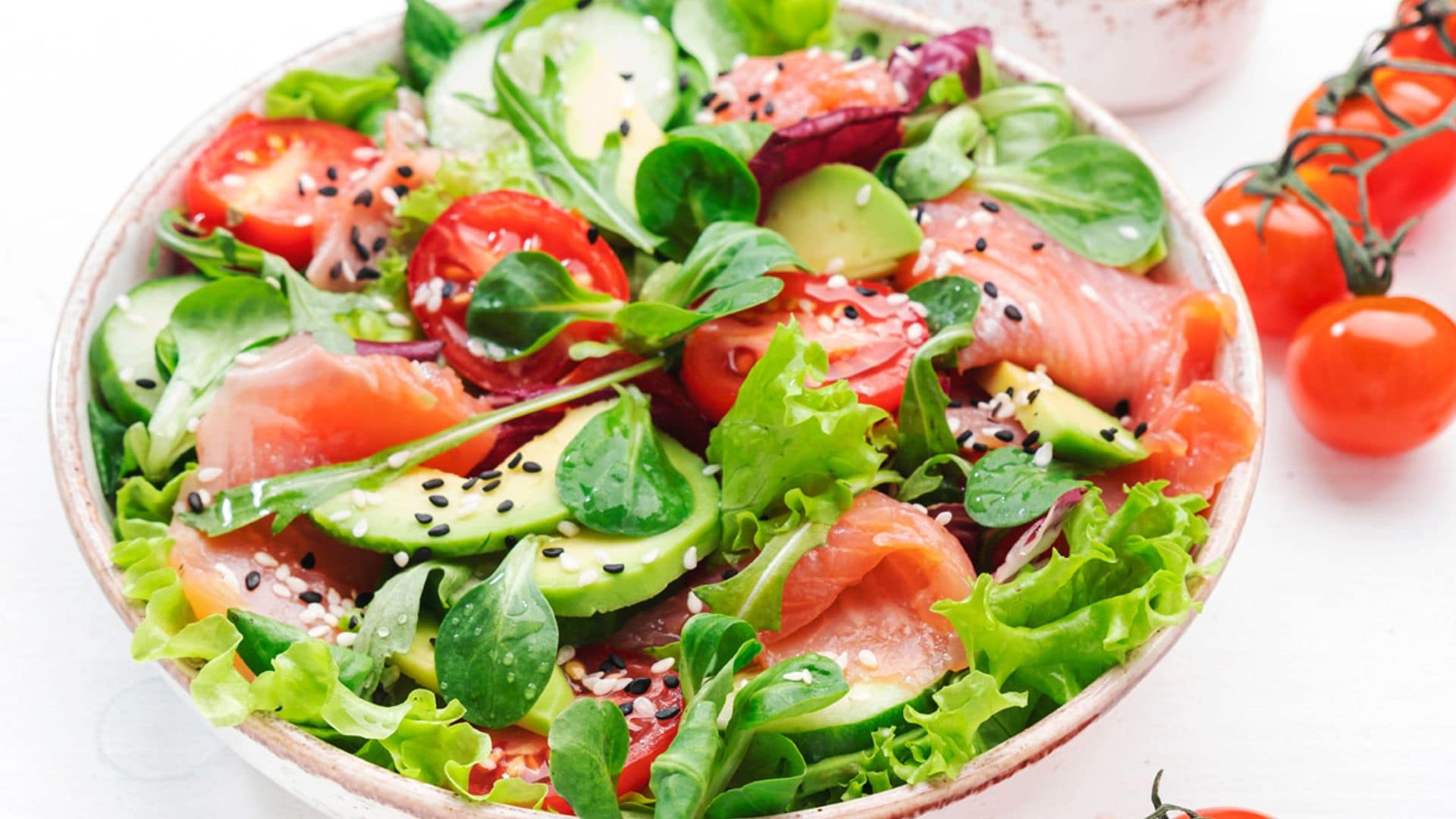 Ensalada de salmón, tomate, aguacate y pepino