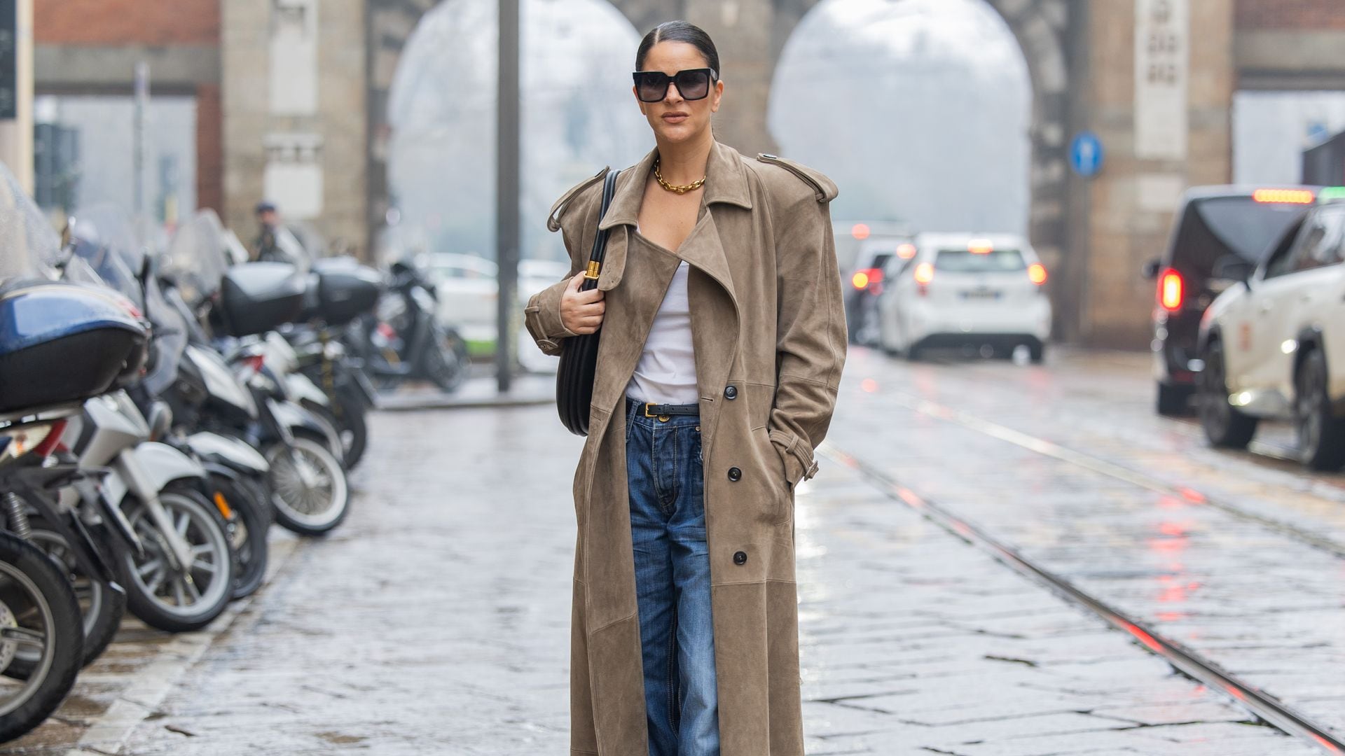 Los 3 looks de nuestra estilista para llevar vaqueros de la mañana a la noche en marzo