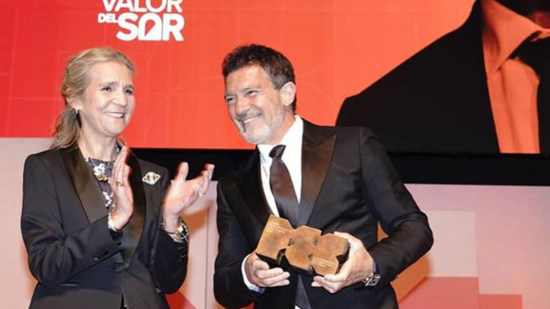 La emoción de Antonio Banderas al recibir un premio en Málaga de manos de la infanta Elena