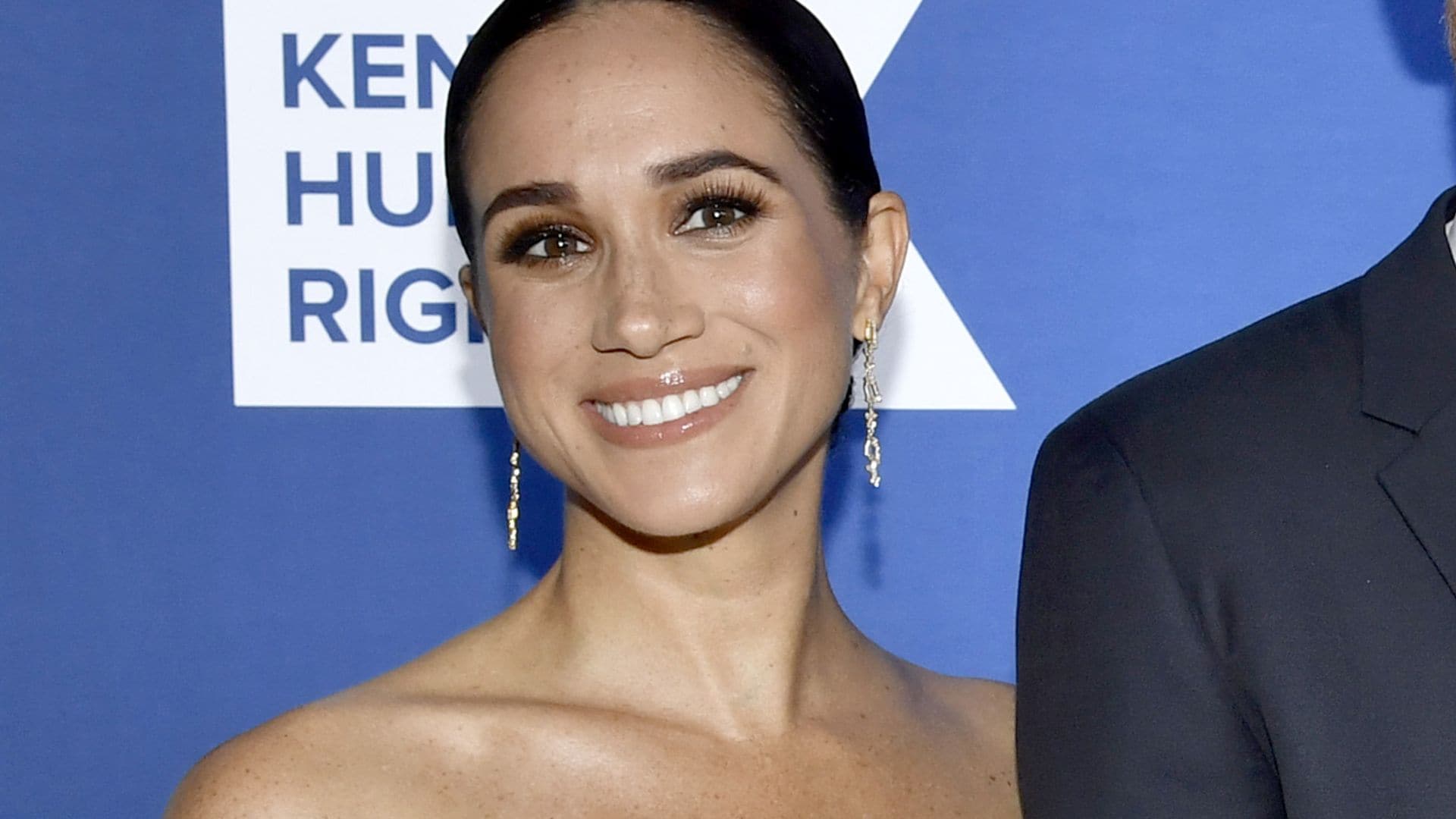 Meghan Markle, pura elegancia con un vestido blanco e impresionante anillo de Diana