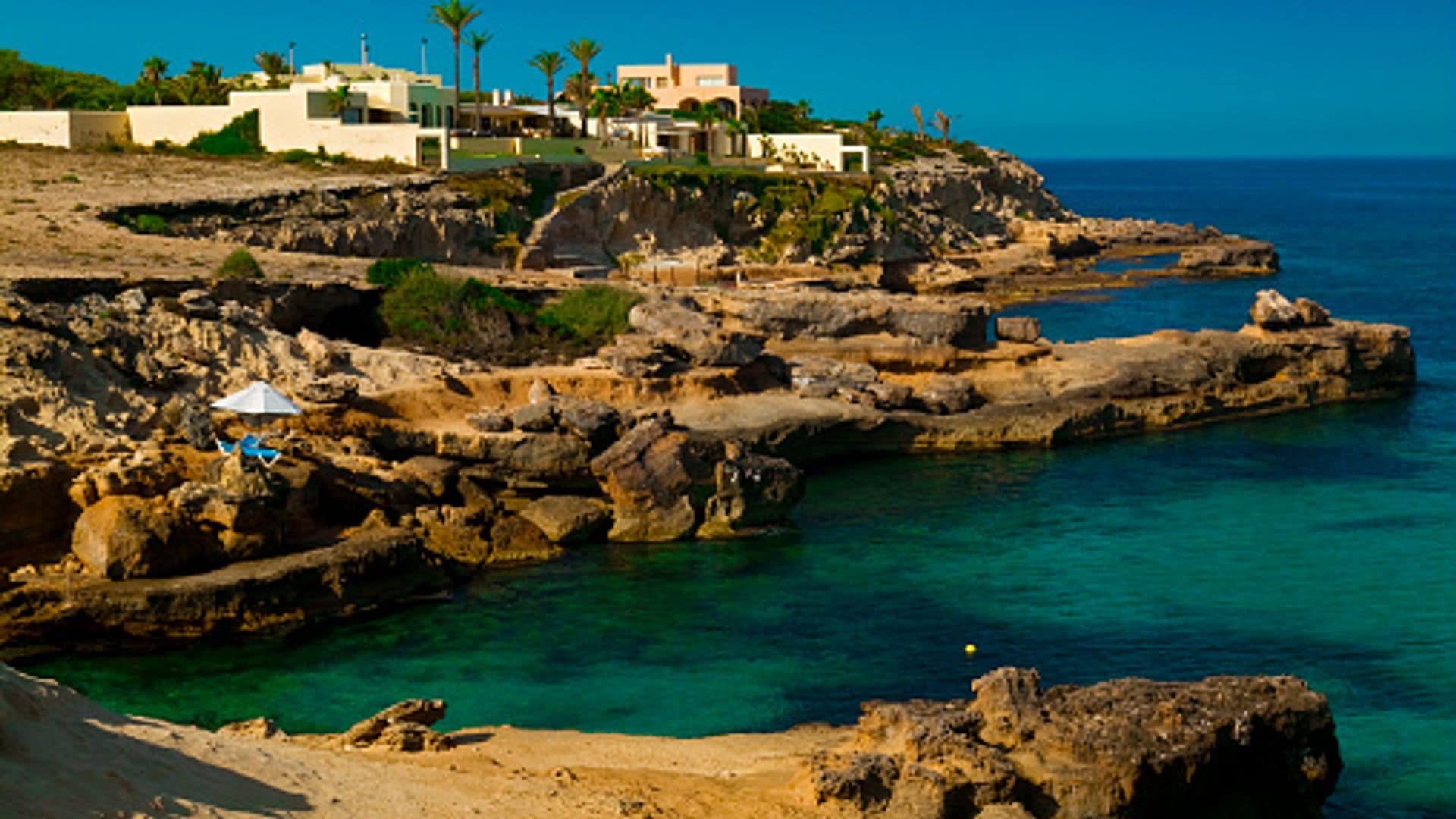 Consulta el pronóstico del clima y marea antes de salir pues las condiciones del mar pueden cambiar rápidamente, especialmente en zonas costeras. Una vez elegida la cala que quieres visitar, estudia la ruta y, si es posible, pregunta a locales o guías para conocer las zonas de interés.