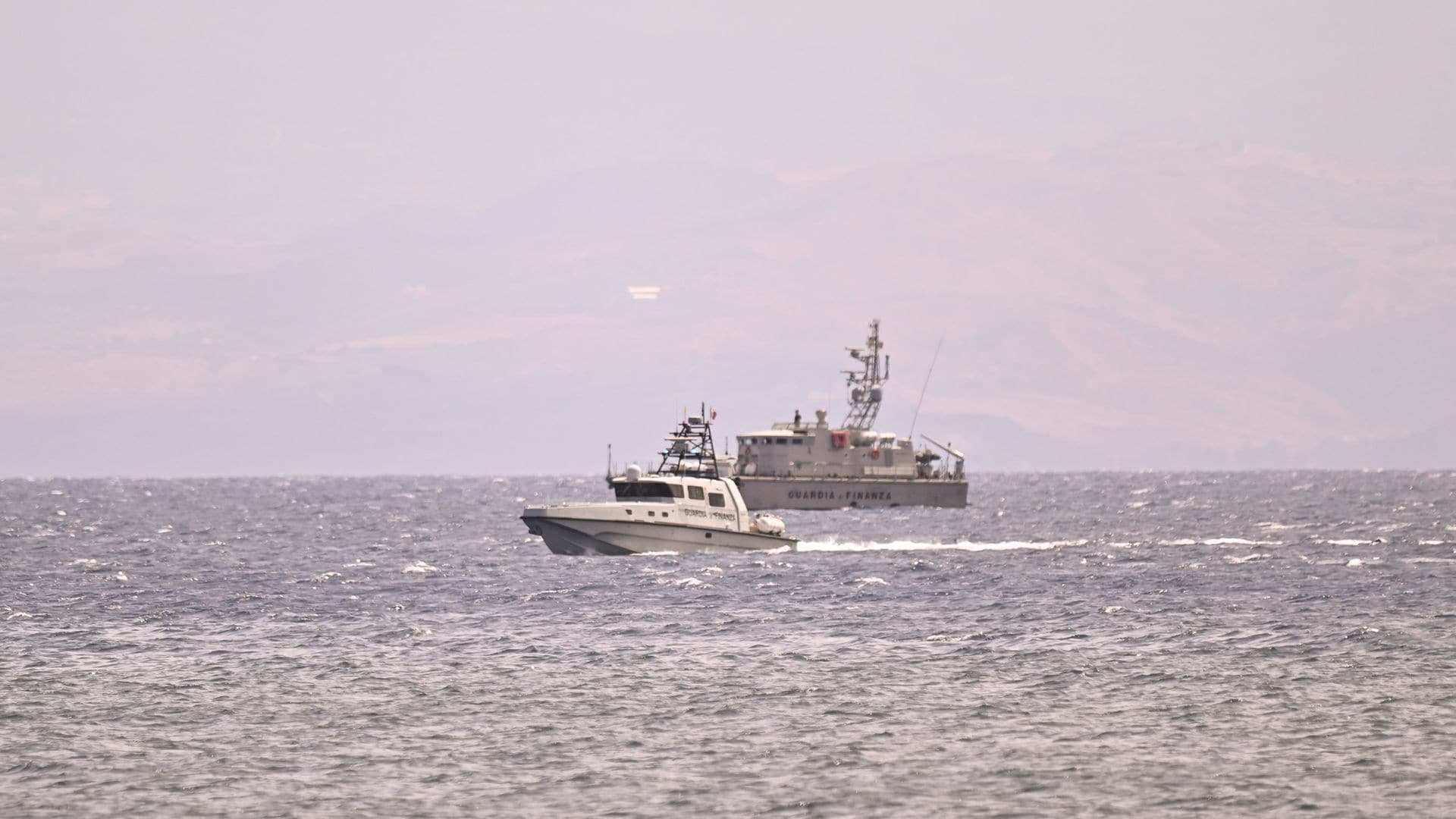 Barcos de la guardia costera trabajan en la búsqueda de las personas desparecidas en el naufragio del Bayesian