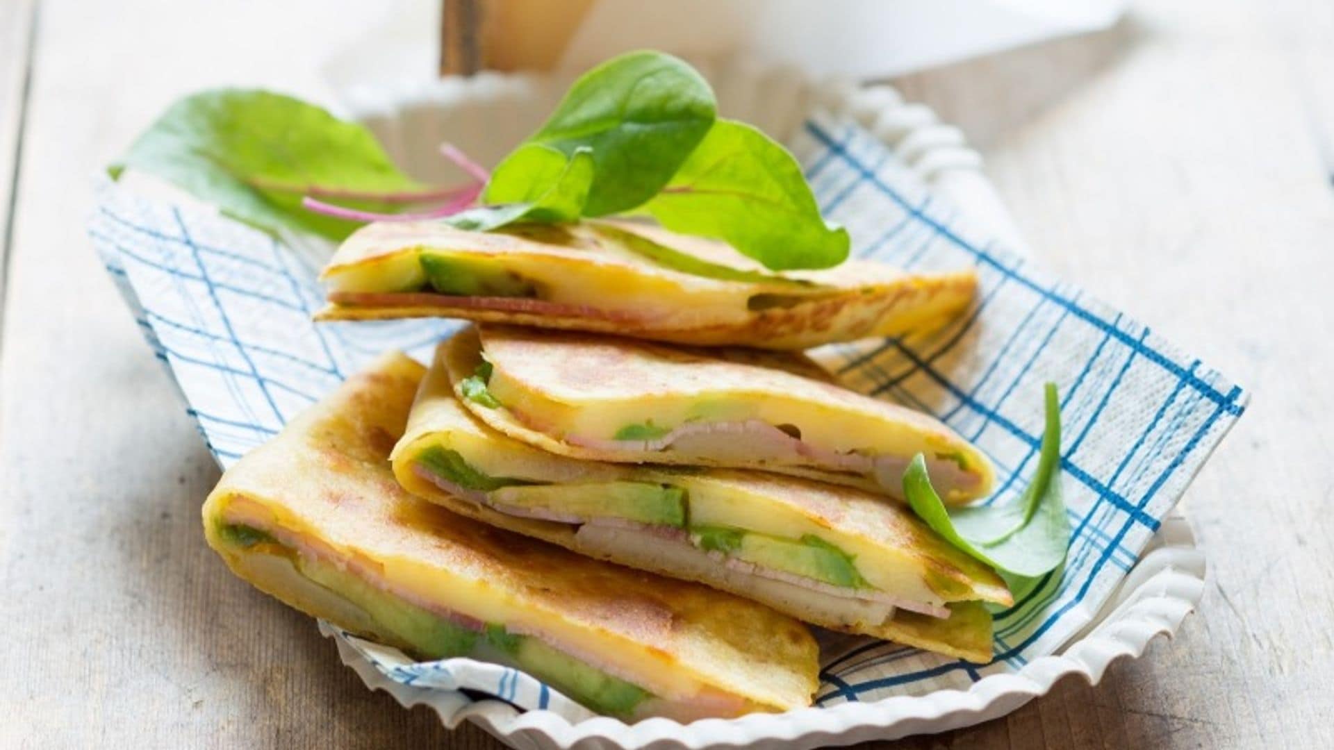 Tortitas de jamón, aguacate y queso Gruyère