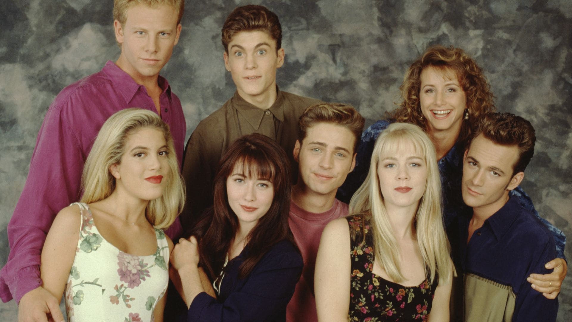 The Beverly Hills, 90210 cast poses for a portrait on set, September 1991 in Los Angeles, California. Left to right: Ian Ziering, Tori Spelling, Shannen Doherty, Brian Austin Green, Jason Priestley,  Jennie Garth, Gabrielle Carteris and Luke Perry. (Photo by Mark Sennet/Getty Images)