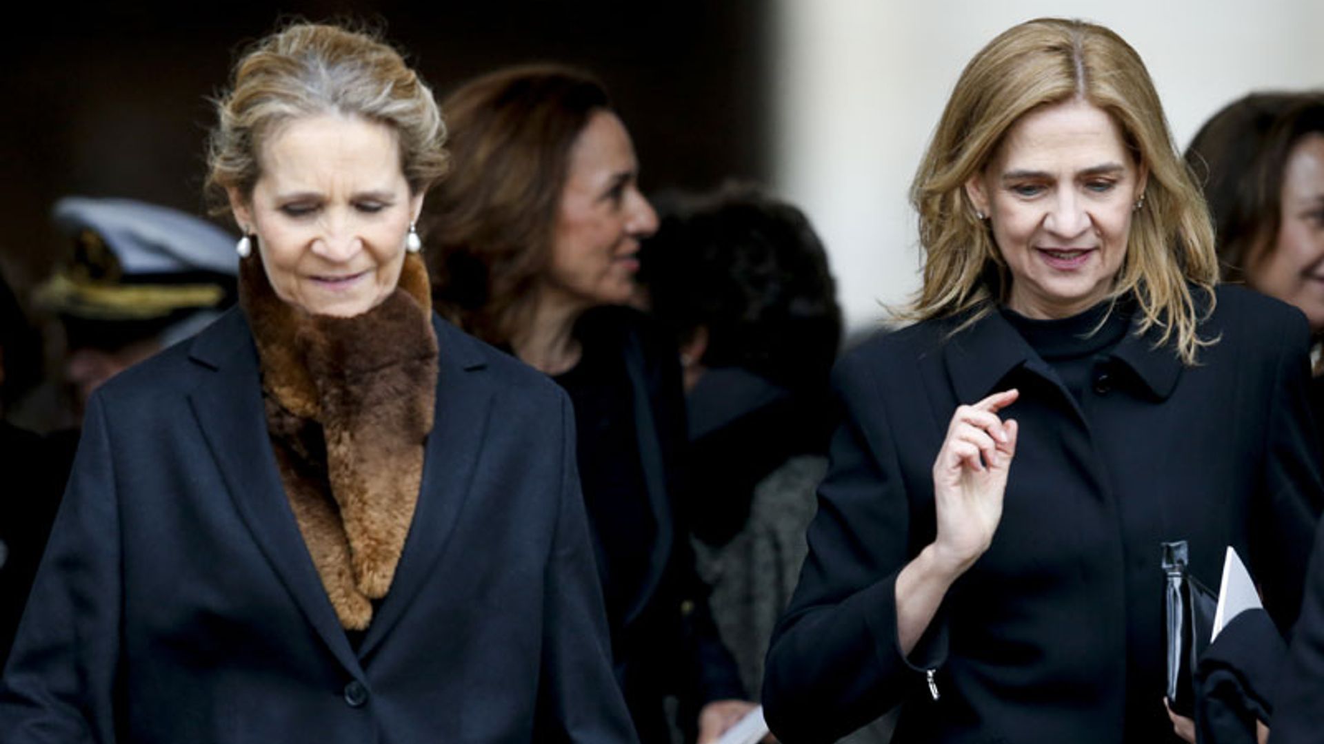 Las infantas Elena y Cristina, juntas y sonrientes en la misa por el Conde de Barcelona