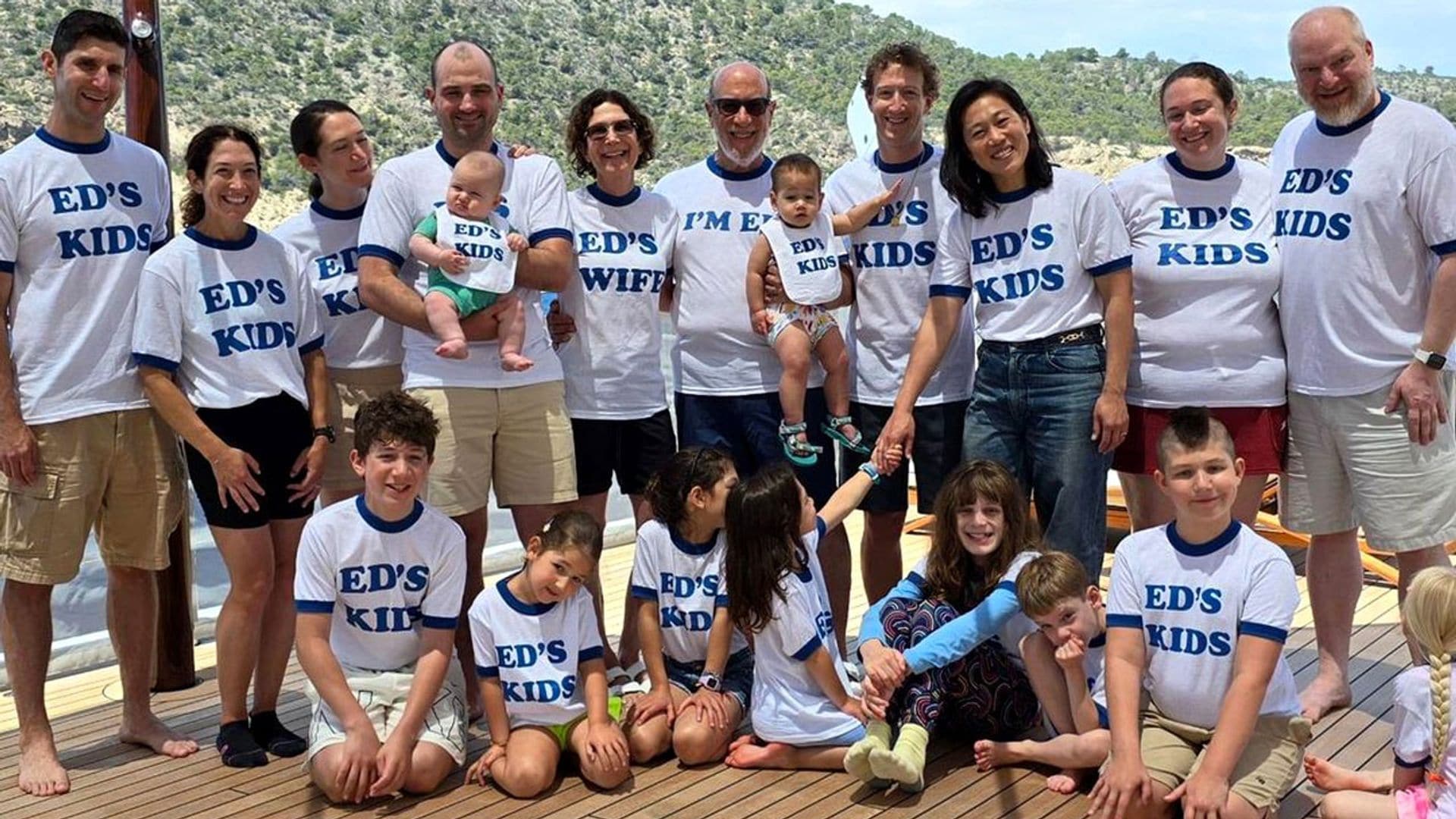 La imagen de Mark Zuckerberg en Mallorca con toda su familia, celebrando en su gigantesco yate el 70 cumpleaños de su padre
