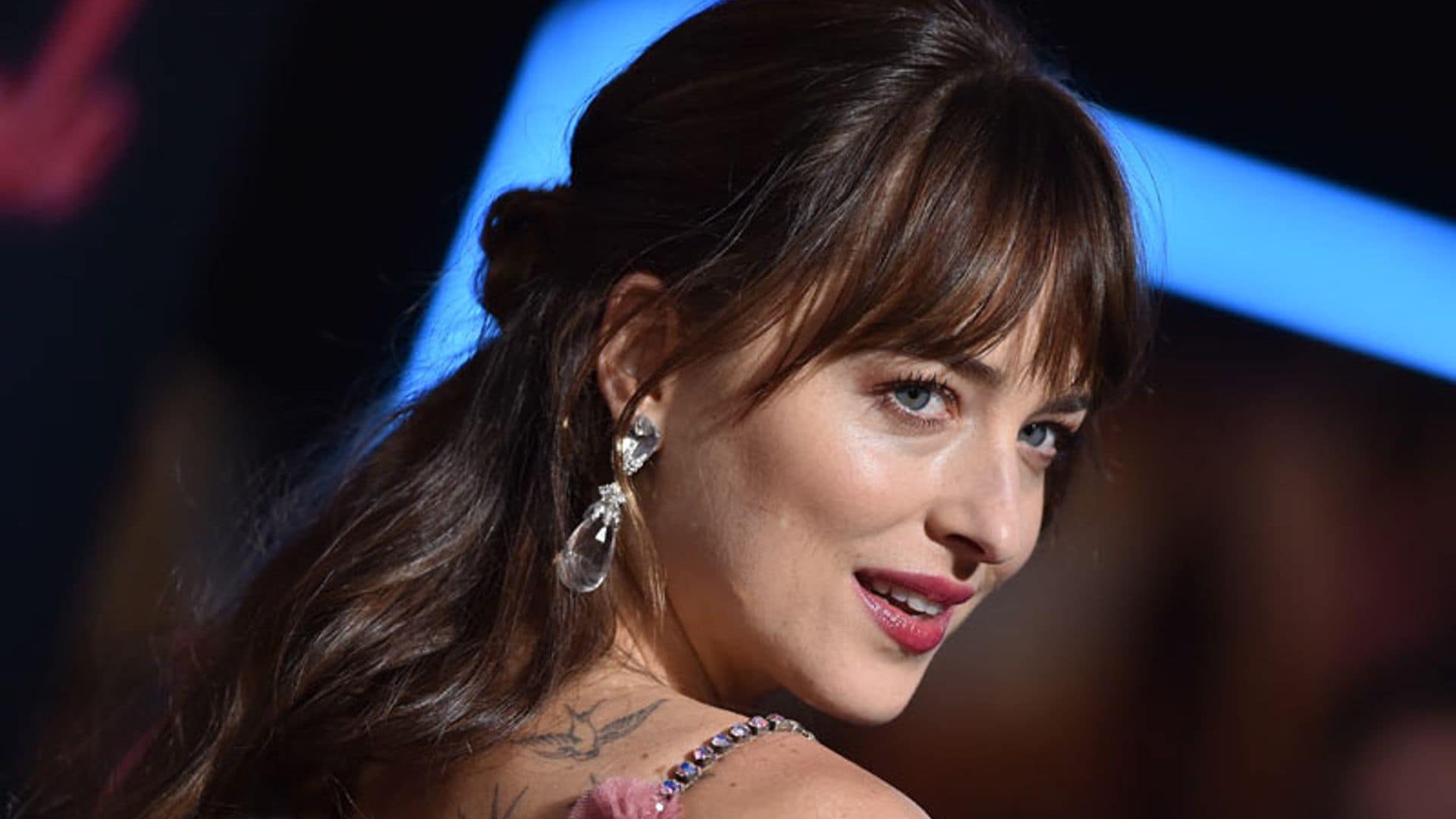 Todos los secretos de la melena de Dakota Johnson