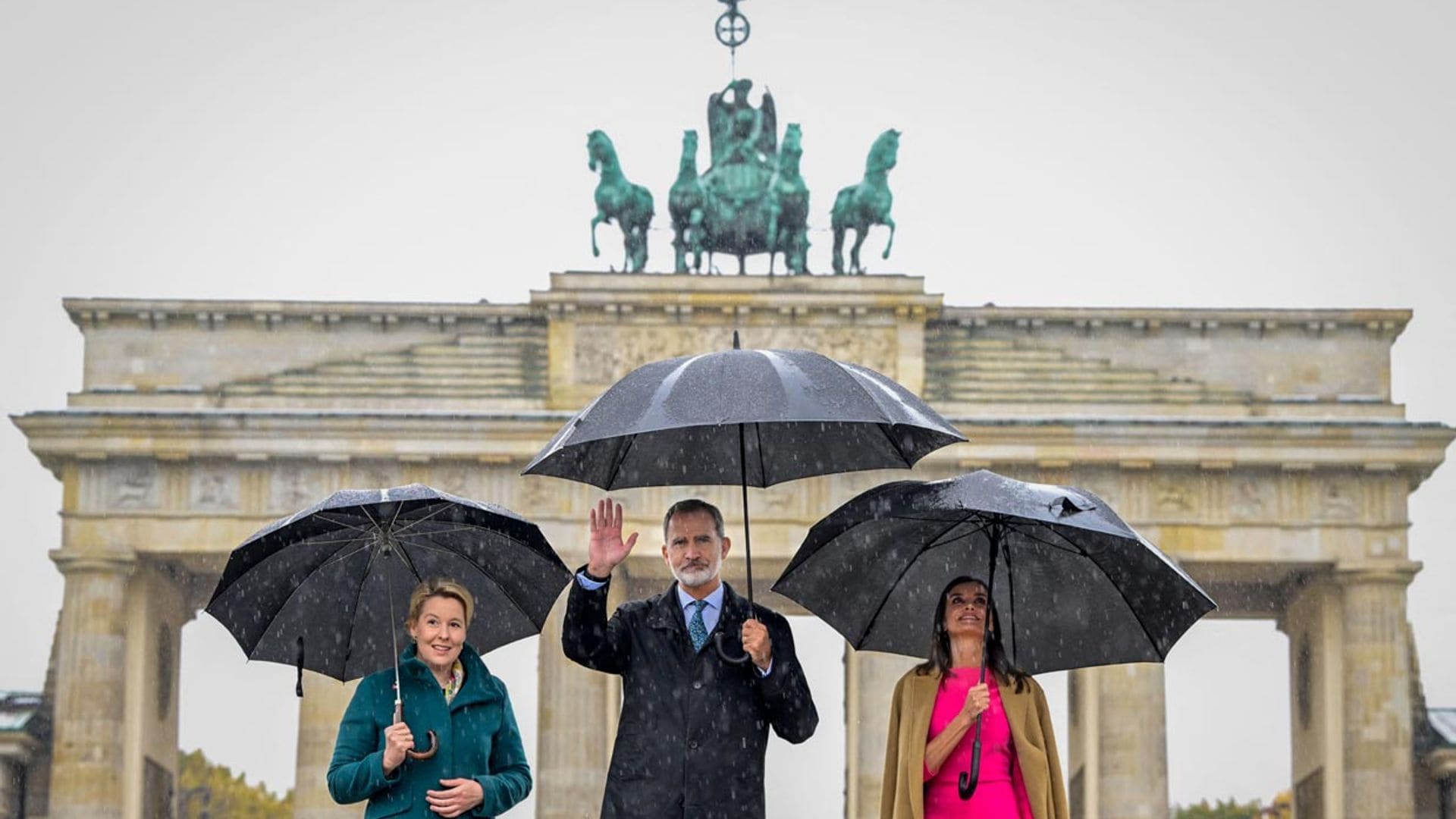 Don Felipe y doña Letizia, en la Puerta de Brandeburgo ocho años después de su primera visita como Reyes