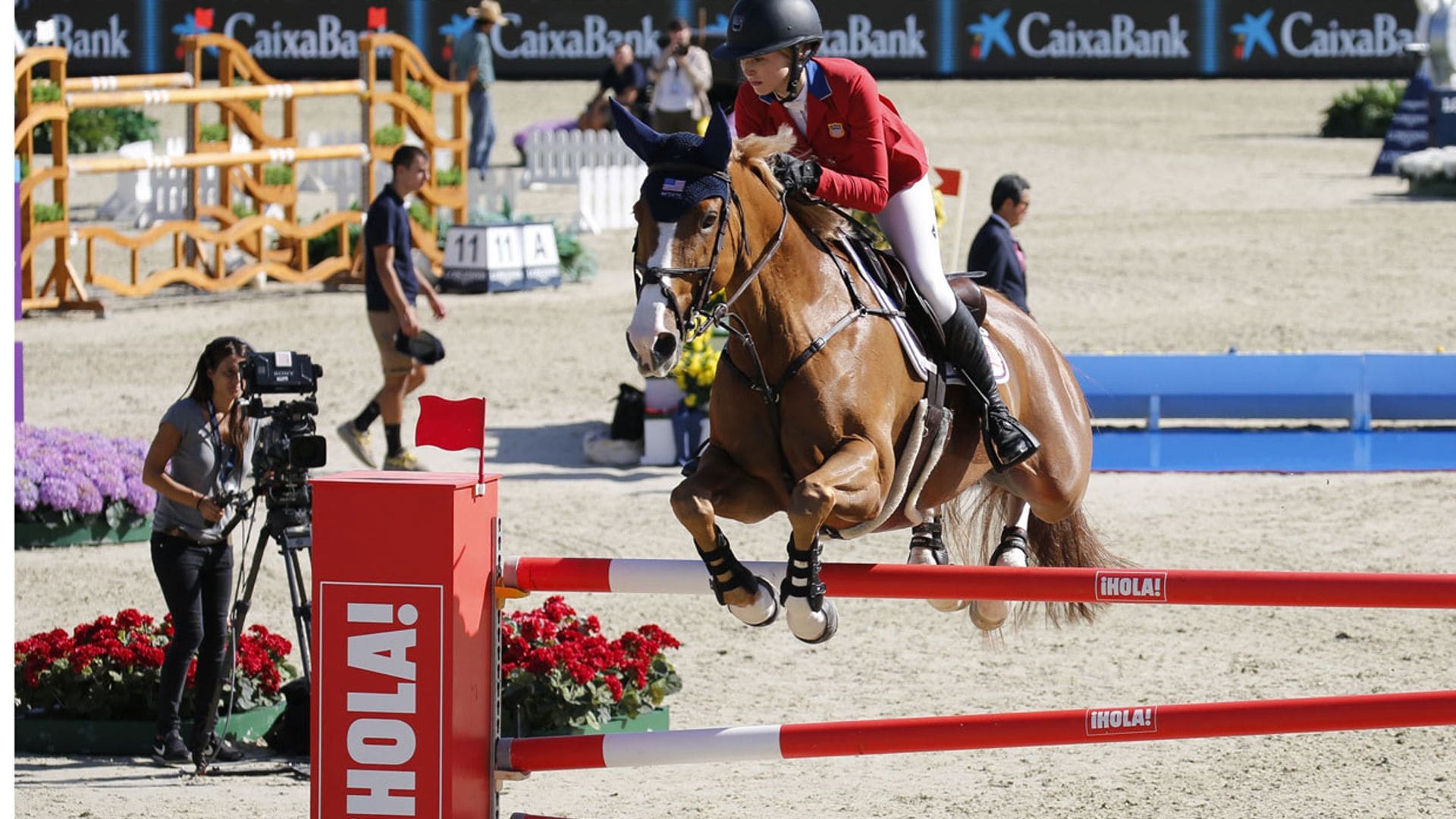 Marta Ortega, Cayetano Martínez de Irujo y Simon Baker, en el CSIO Barcelona