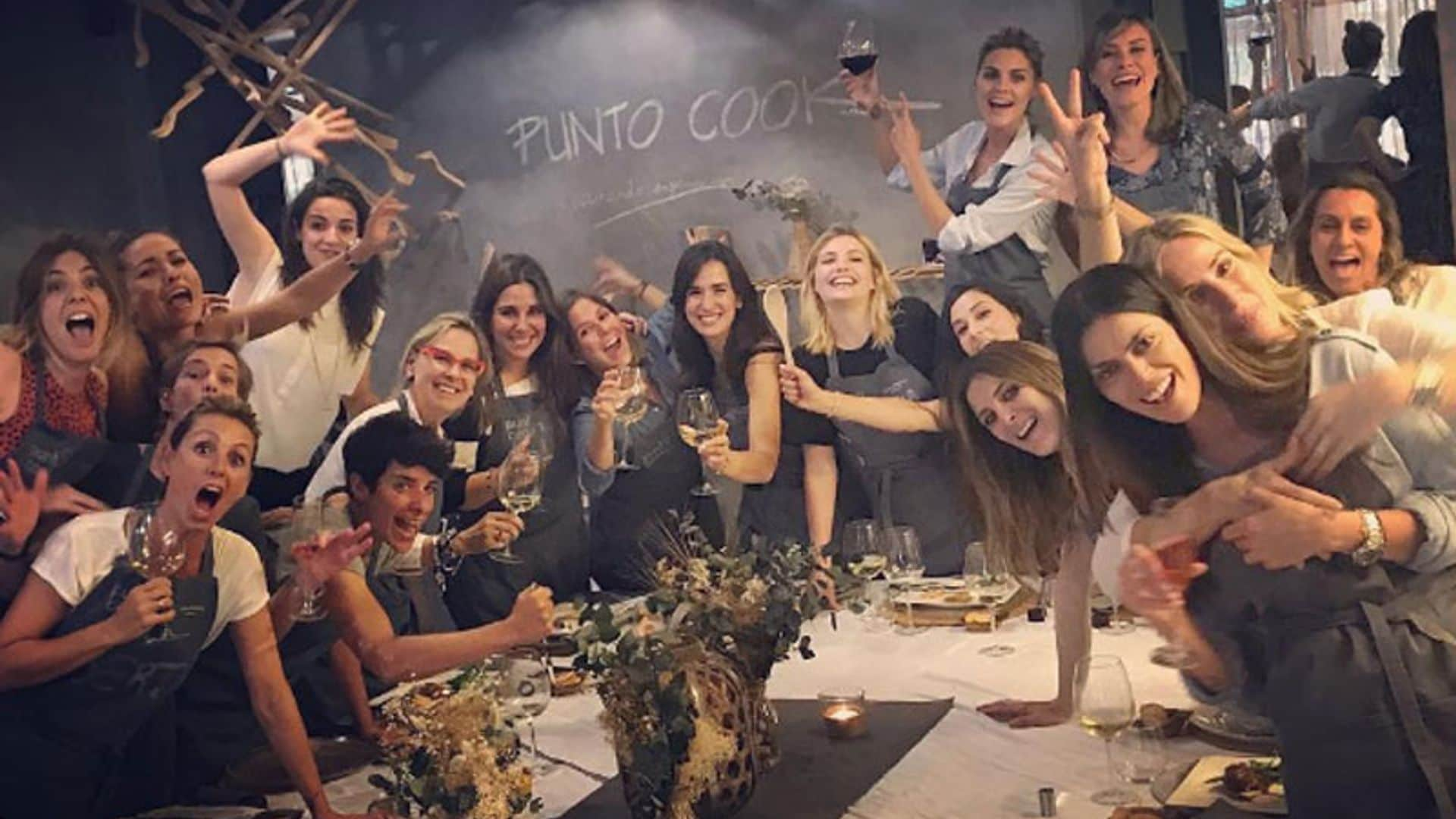 Amaia Salamanca celebra su cumpleaños (un mes más tarde) con una ‘cooking party’ junto a todas sus amigas